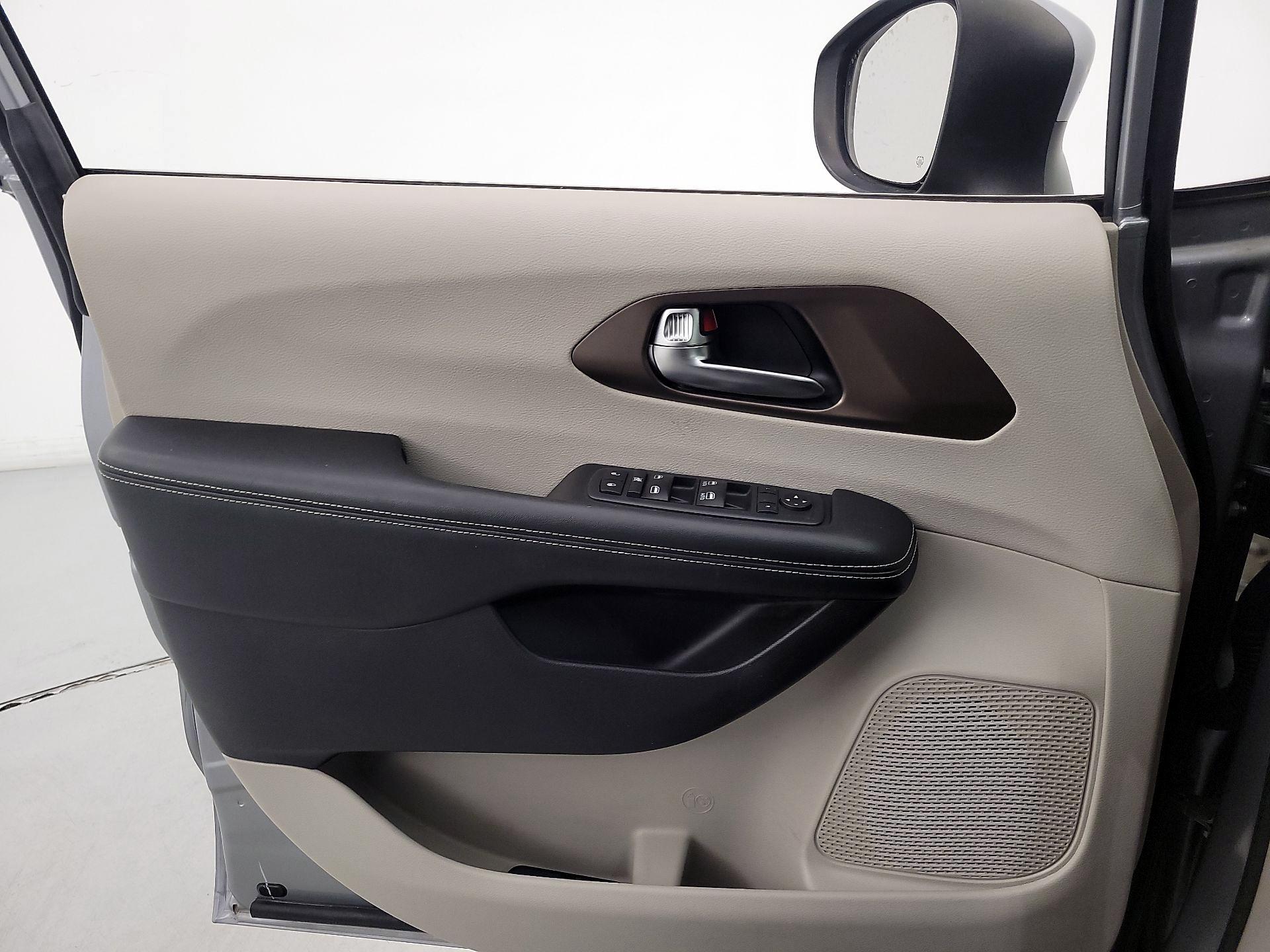Thumbnail: 2020 Chrysler Voyager - 12