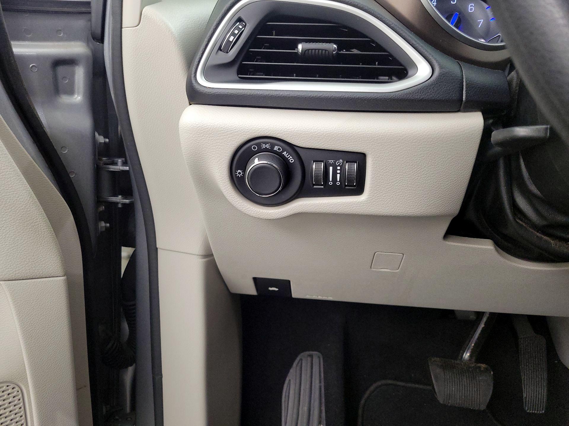 Thumbnail: 2020 Chrysler Voyager - 13