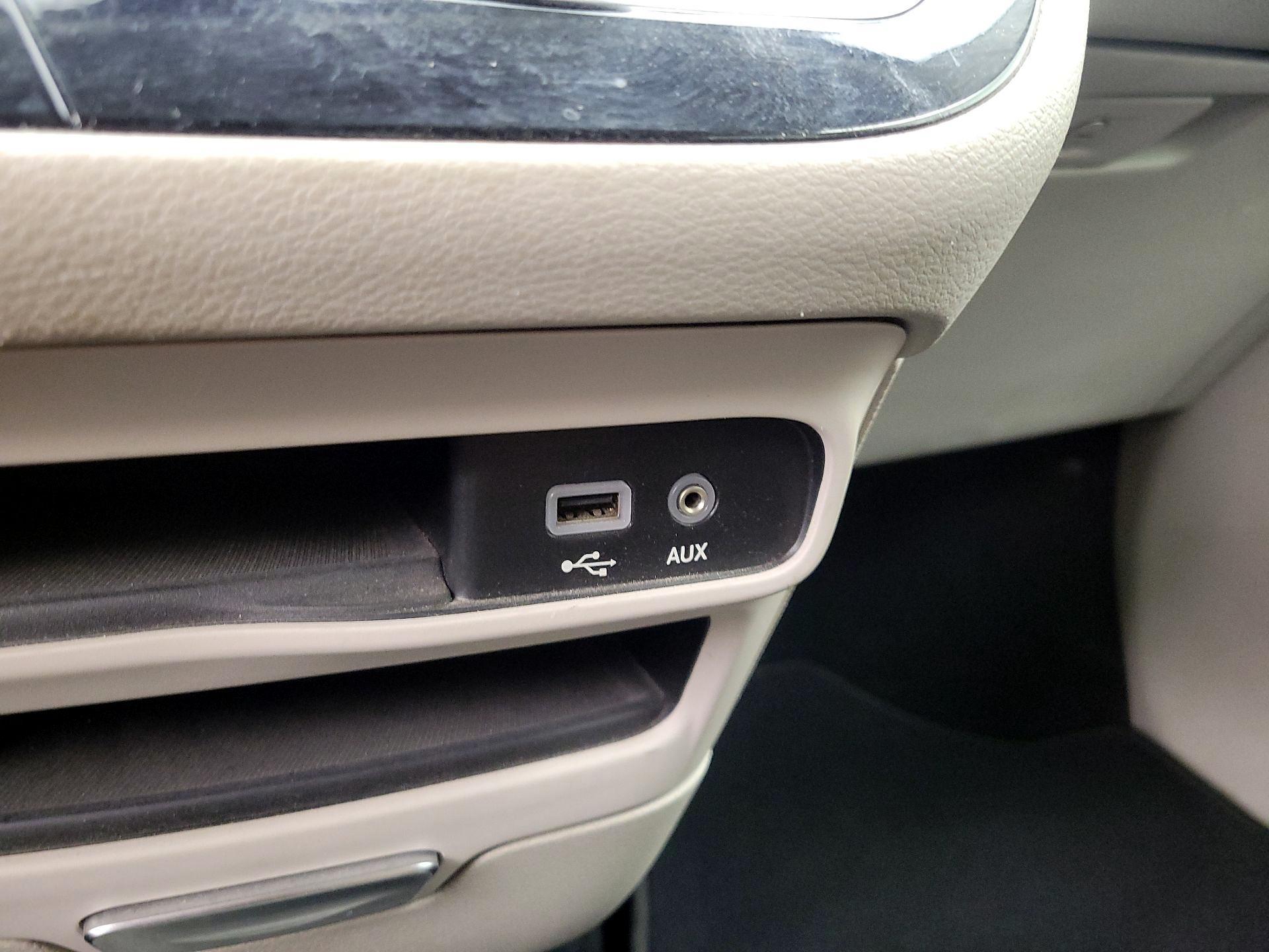 Thumbnail: 2020 Chrysler Voyager - 19