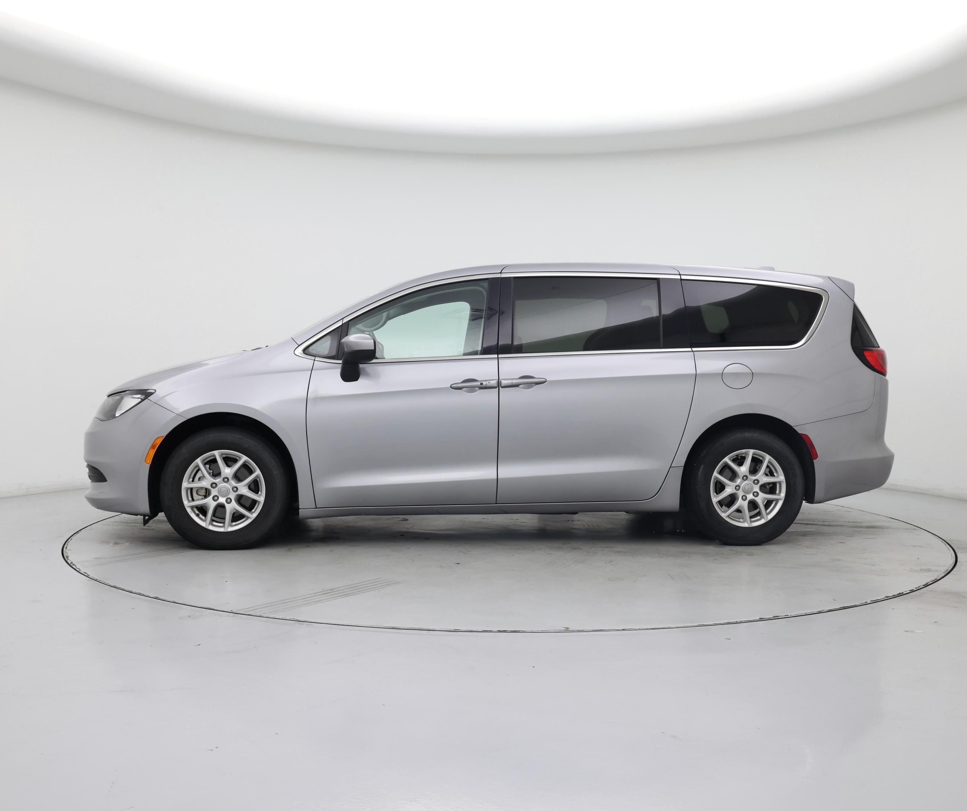 Thumbnail: 2020 Chrysler Voyager - 3