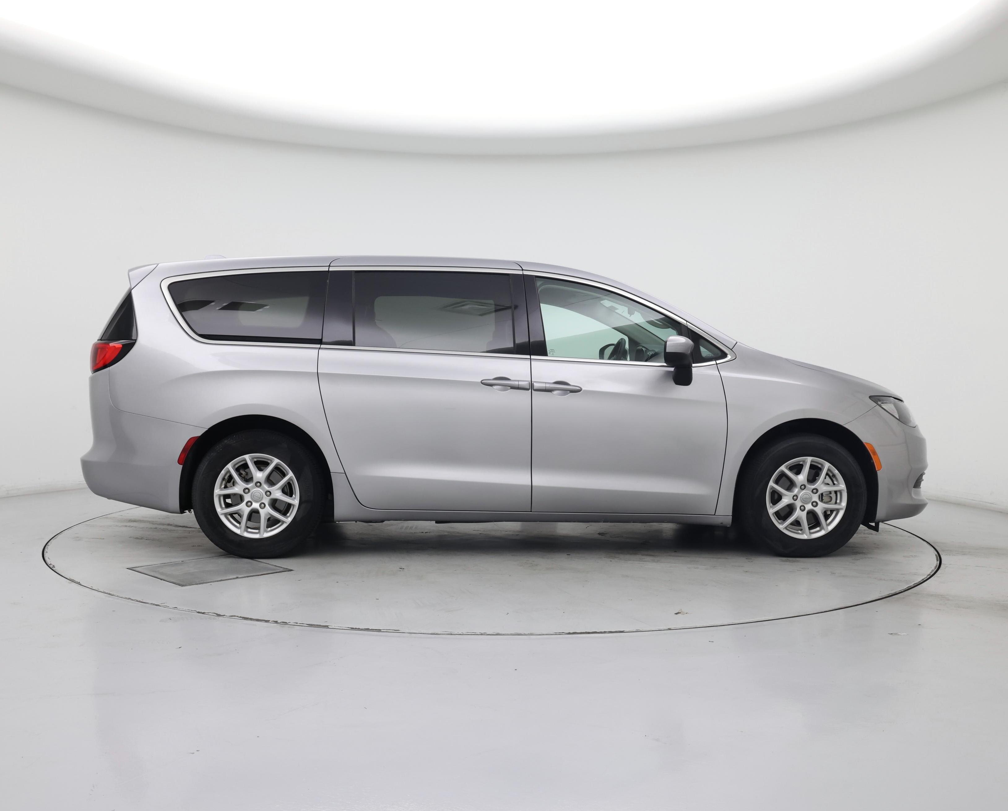 Thumbnail: 2020 Chrysler Voyager - 7