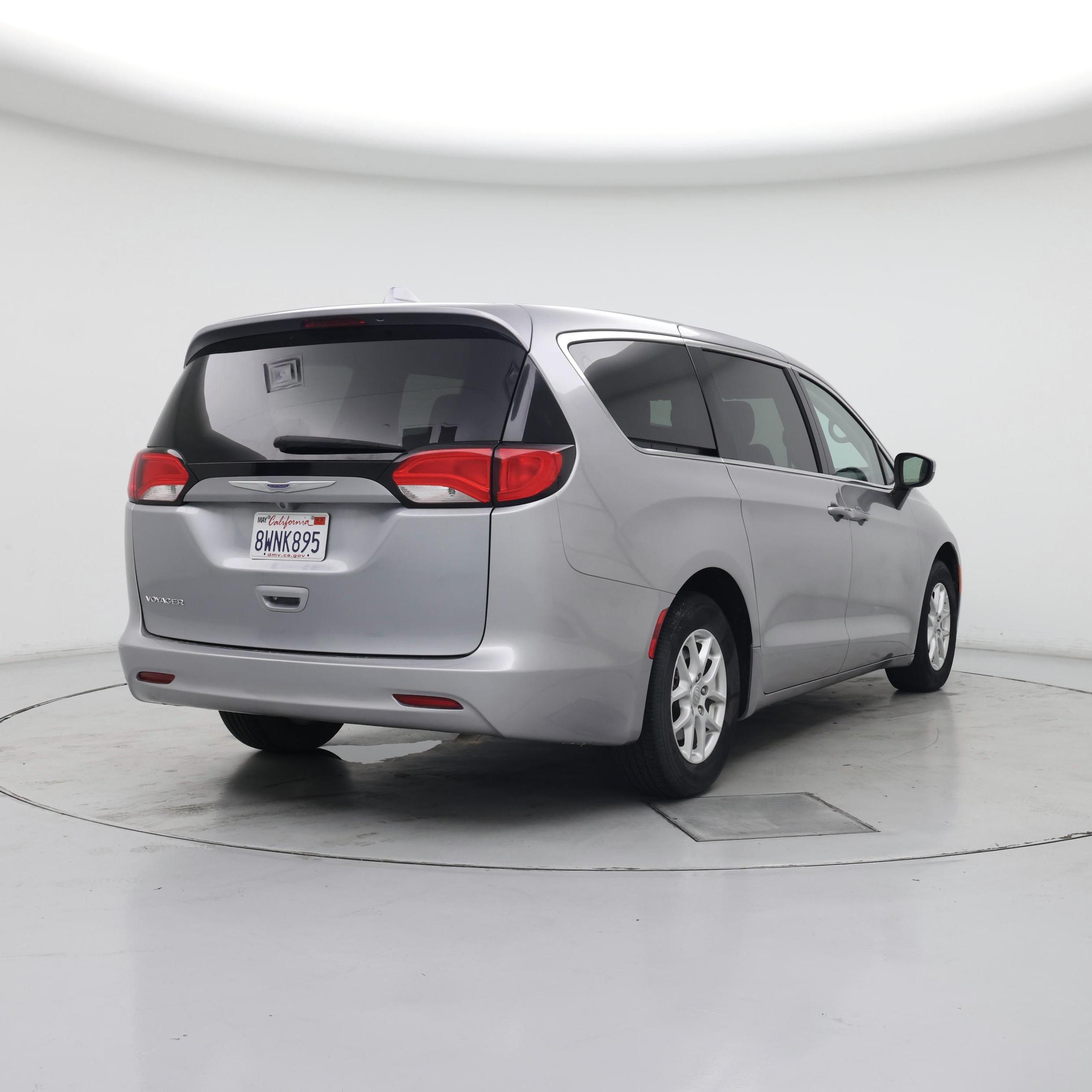 Thumbnail: 2020 Chrysler Voyager - 8