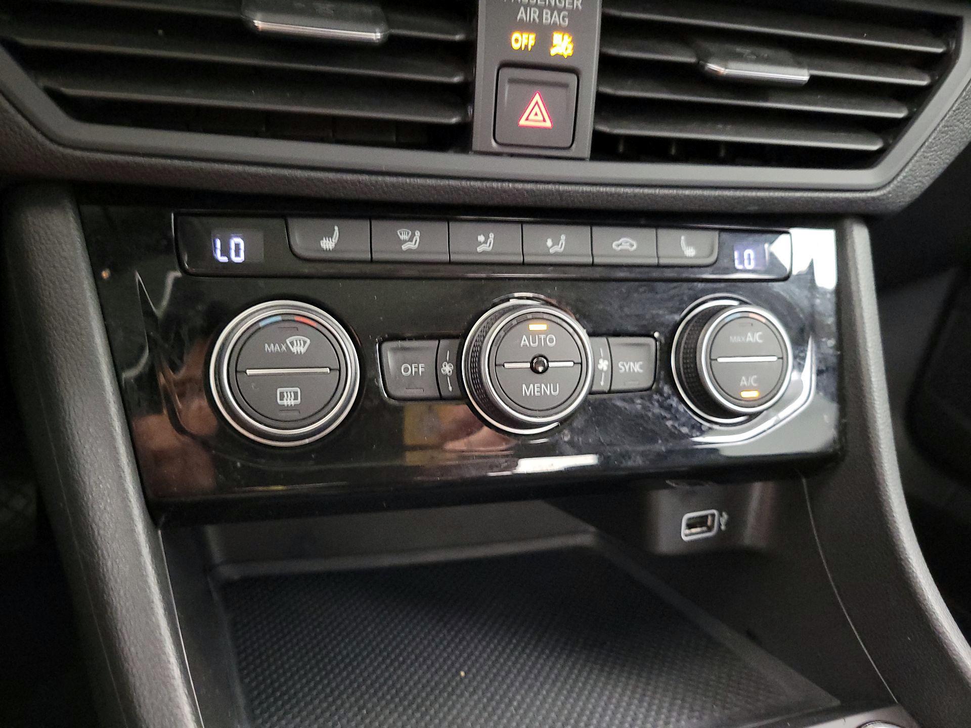 Thumbnail: 2019 Volkswagen Jetta - 16