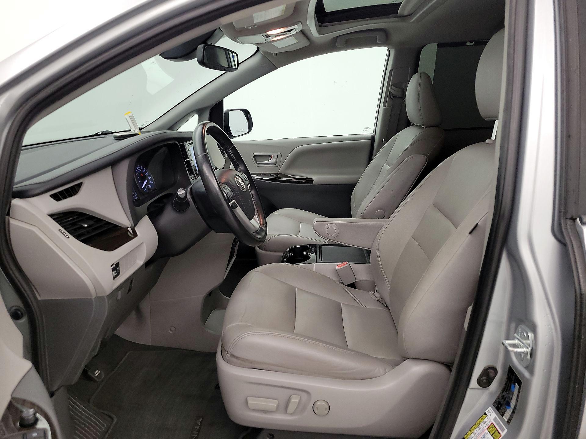 Thumbnail: 2020 Toyota Sienna - 11