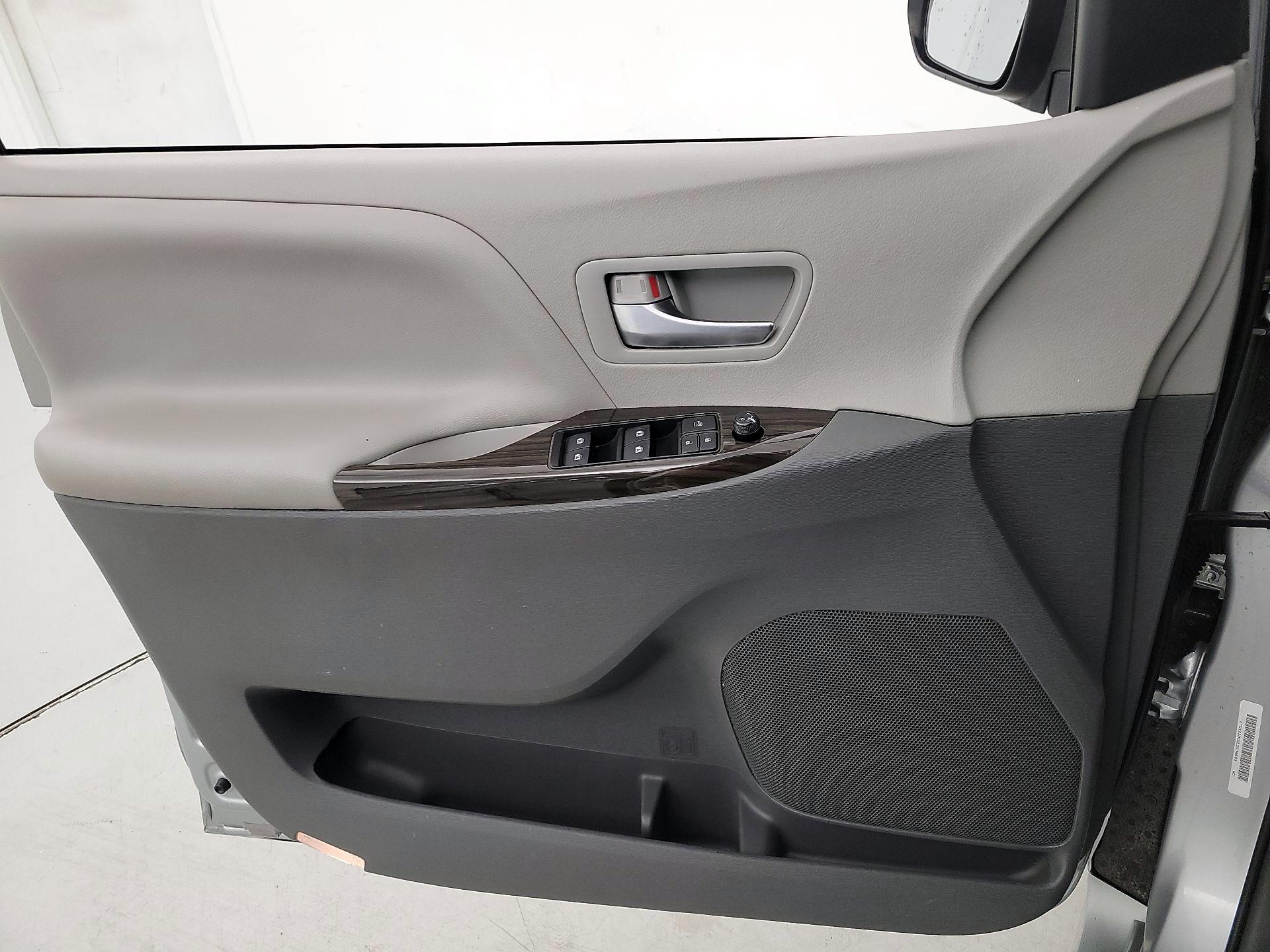 Thumbnail: 2020 Toyota Sienna - 12