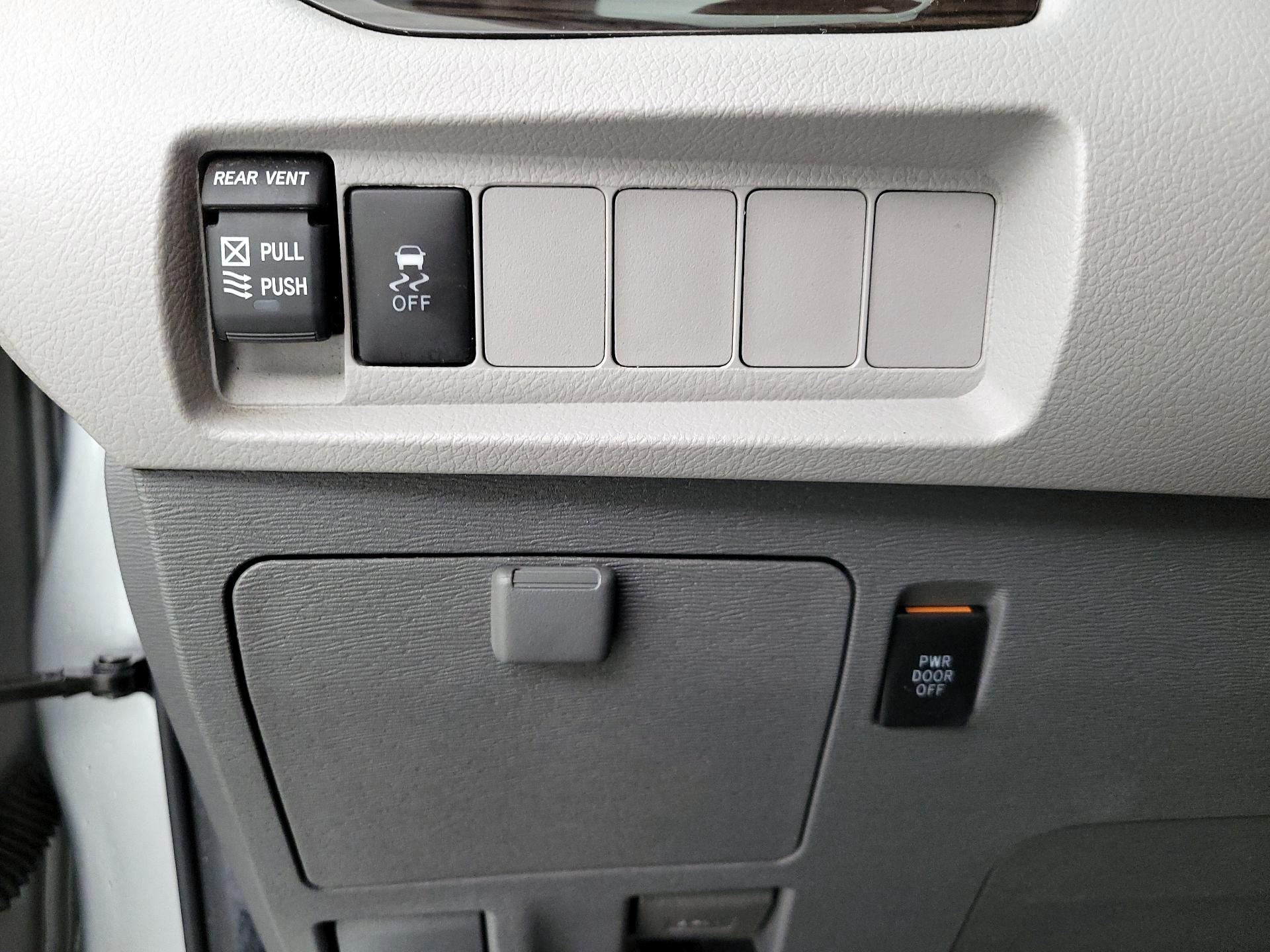 Thumbnail: 2020 Toyota Sienna - 13