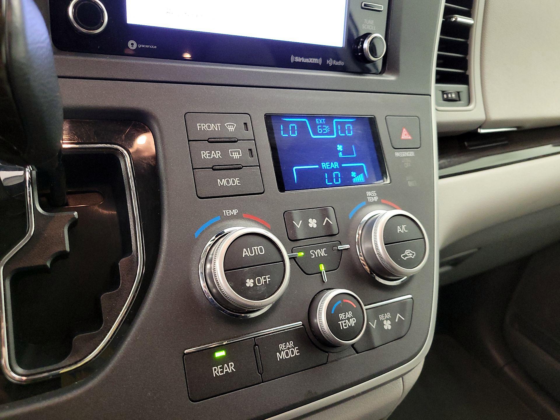 Thumbnail: 2020 Toyota Sienna - 16
