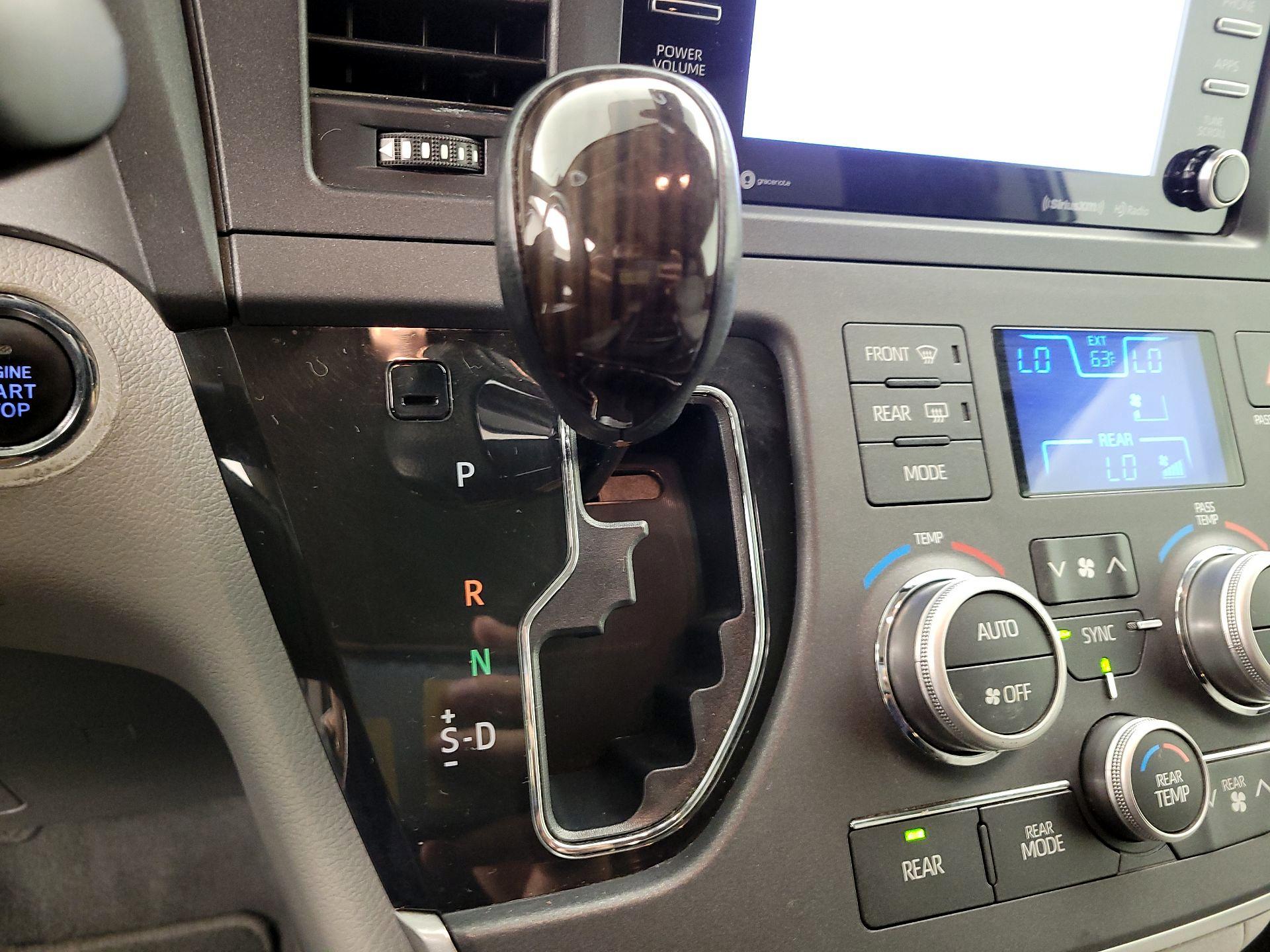 Thumbnail: 2020 Toyota Sienna - 17