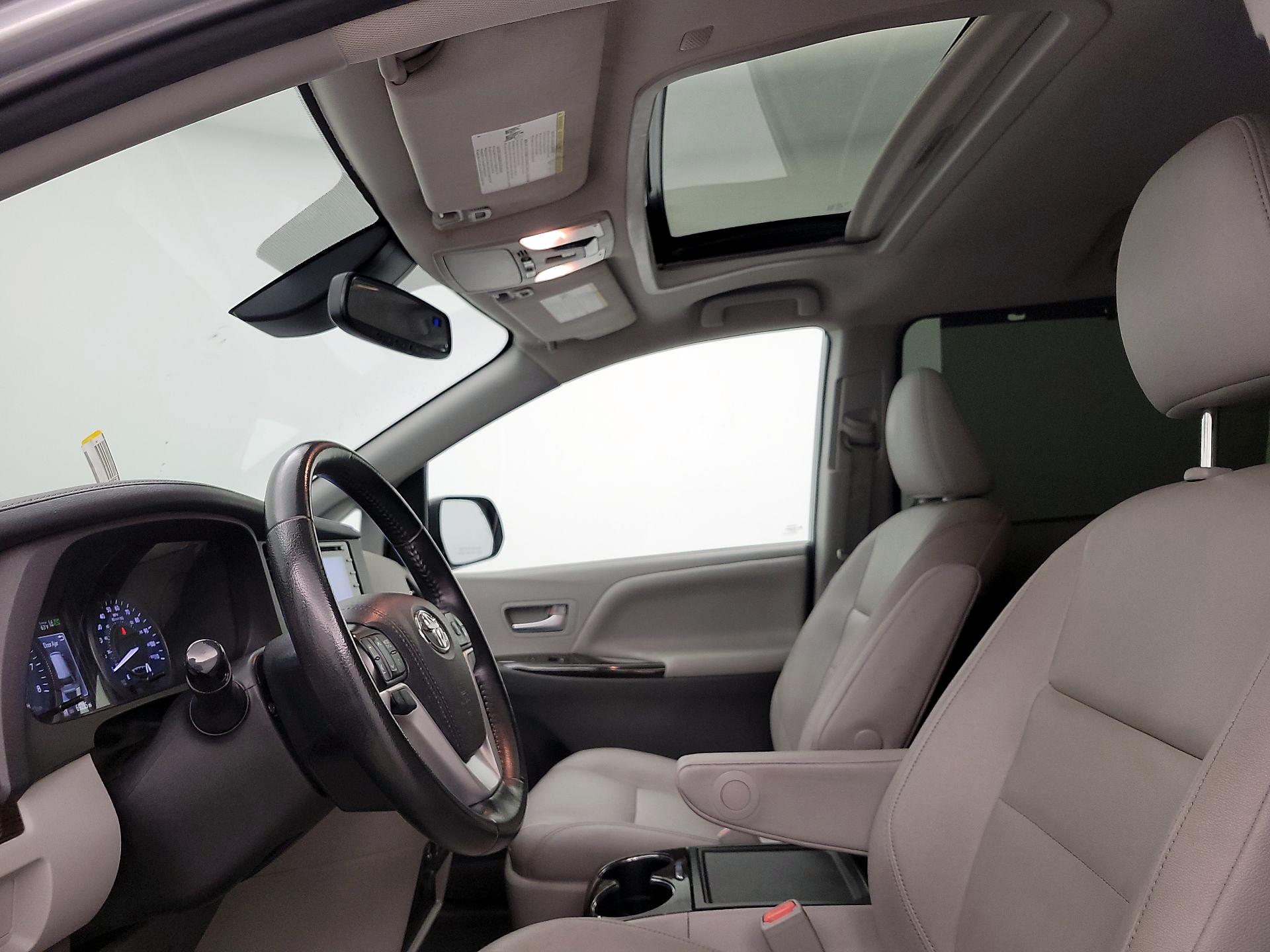 Thumbnail: 2020 Toyota Sienna - 19