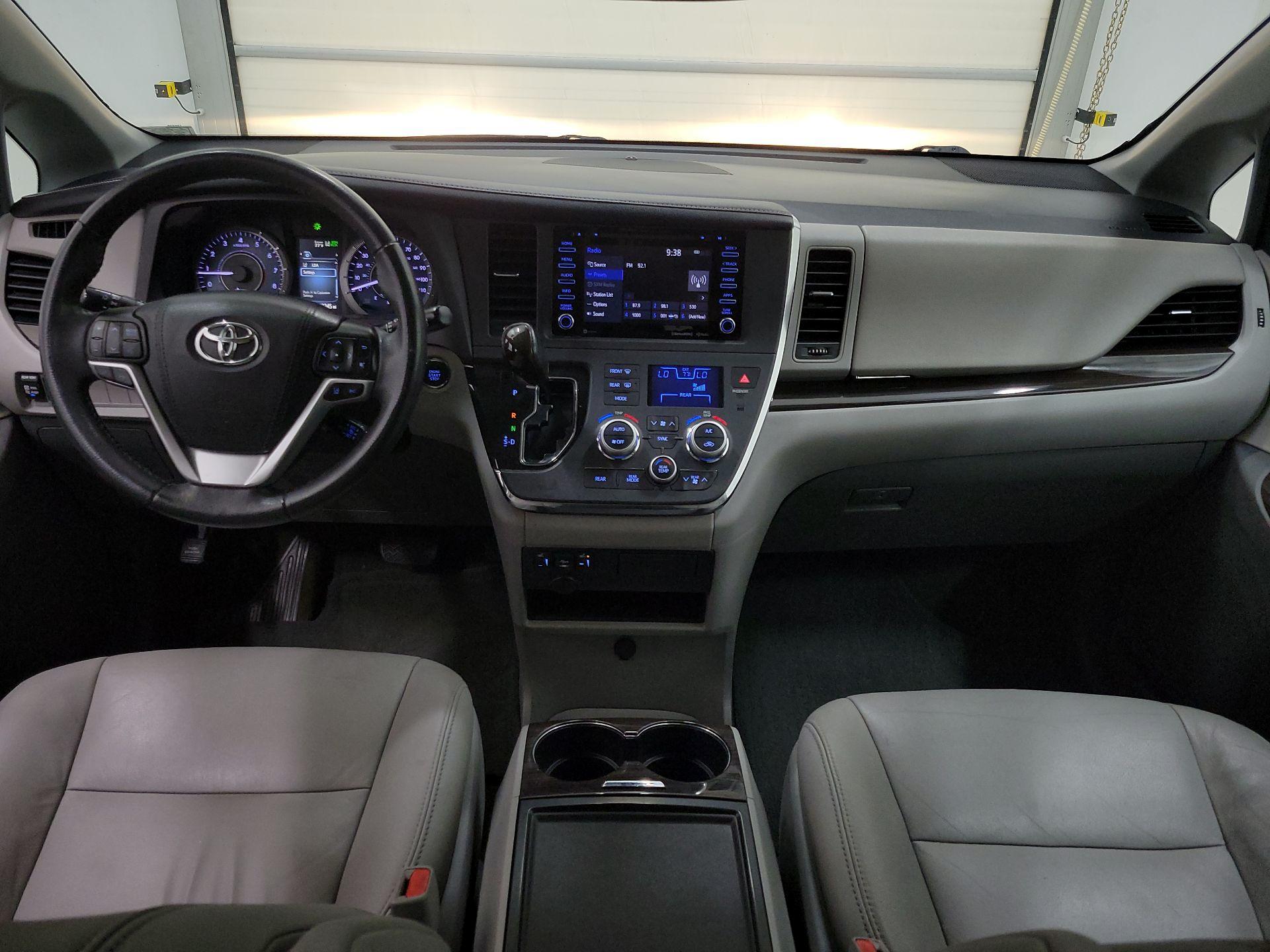 Thumbnail: 2018 Toyota Sienna - 9
