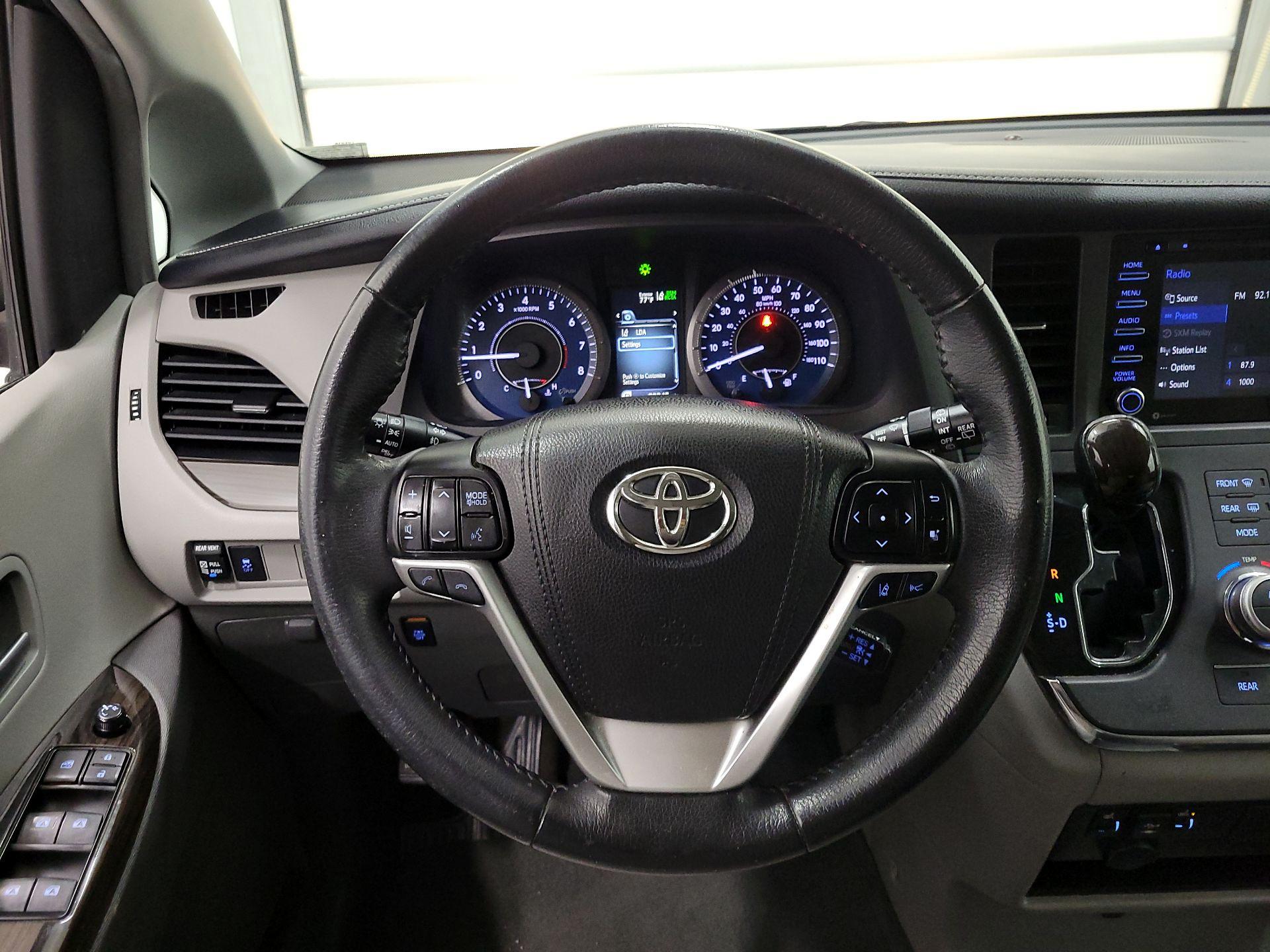 Thumbnail: 2018 Toyota Sienna - 10