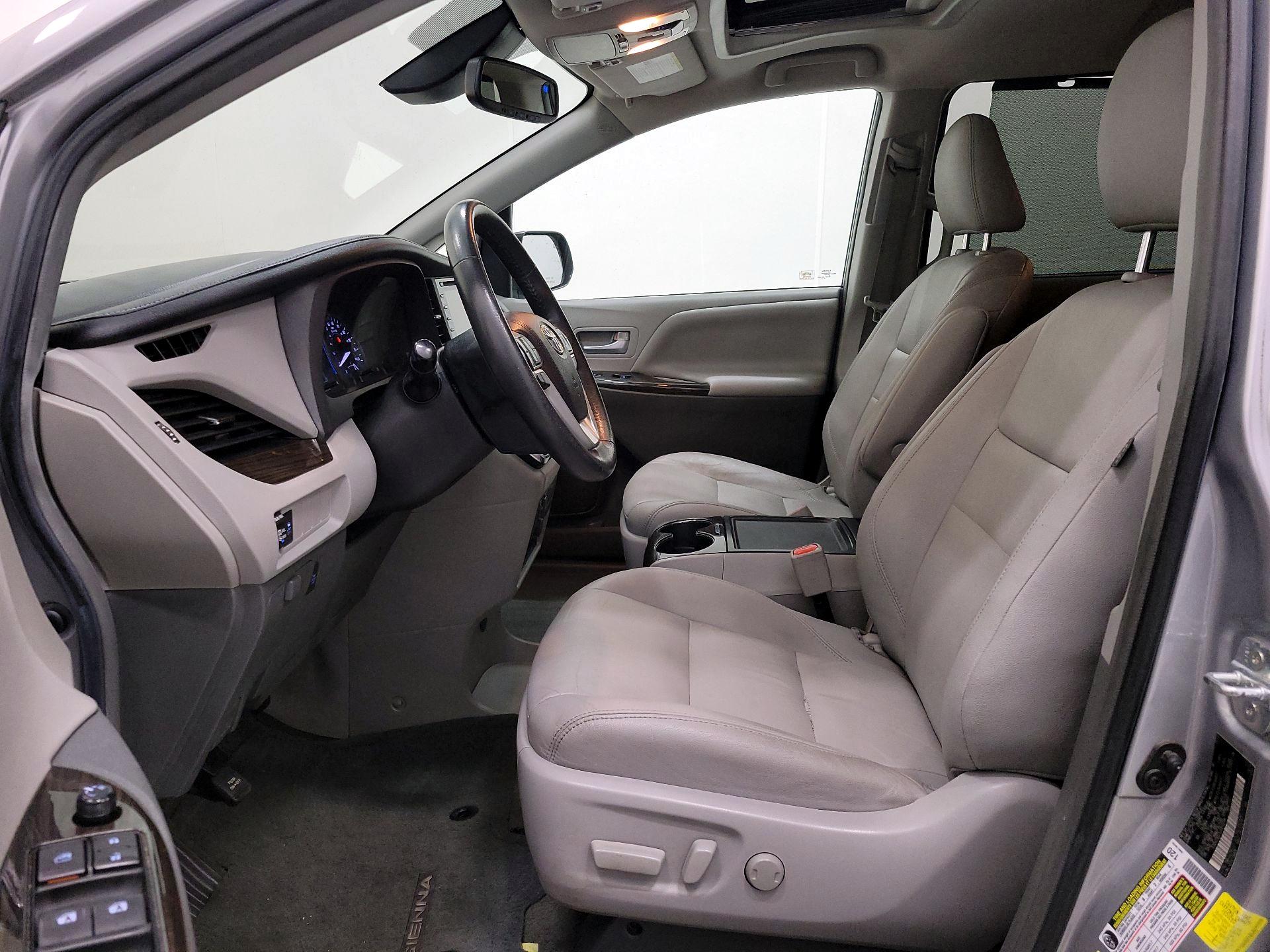 Thumbnail: 2018 Toyota Sienna - 11