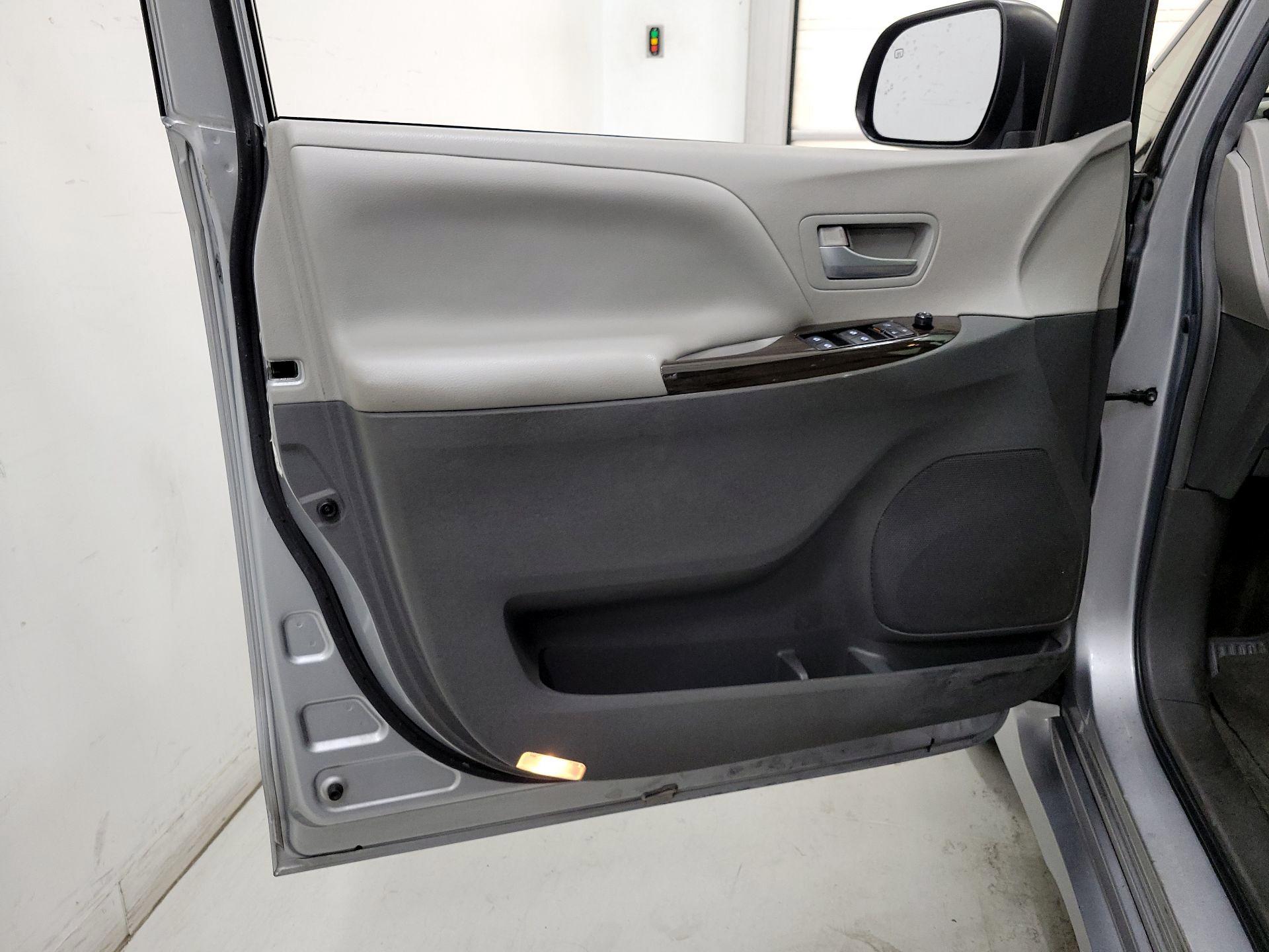 Thumbnail: 2018 Toyota Sienna - 12