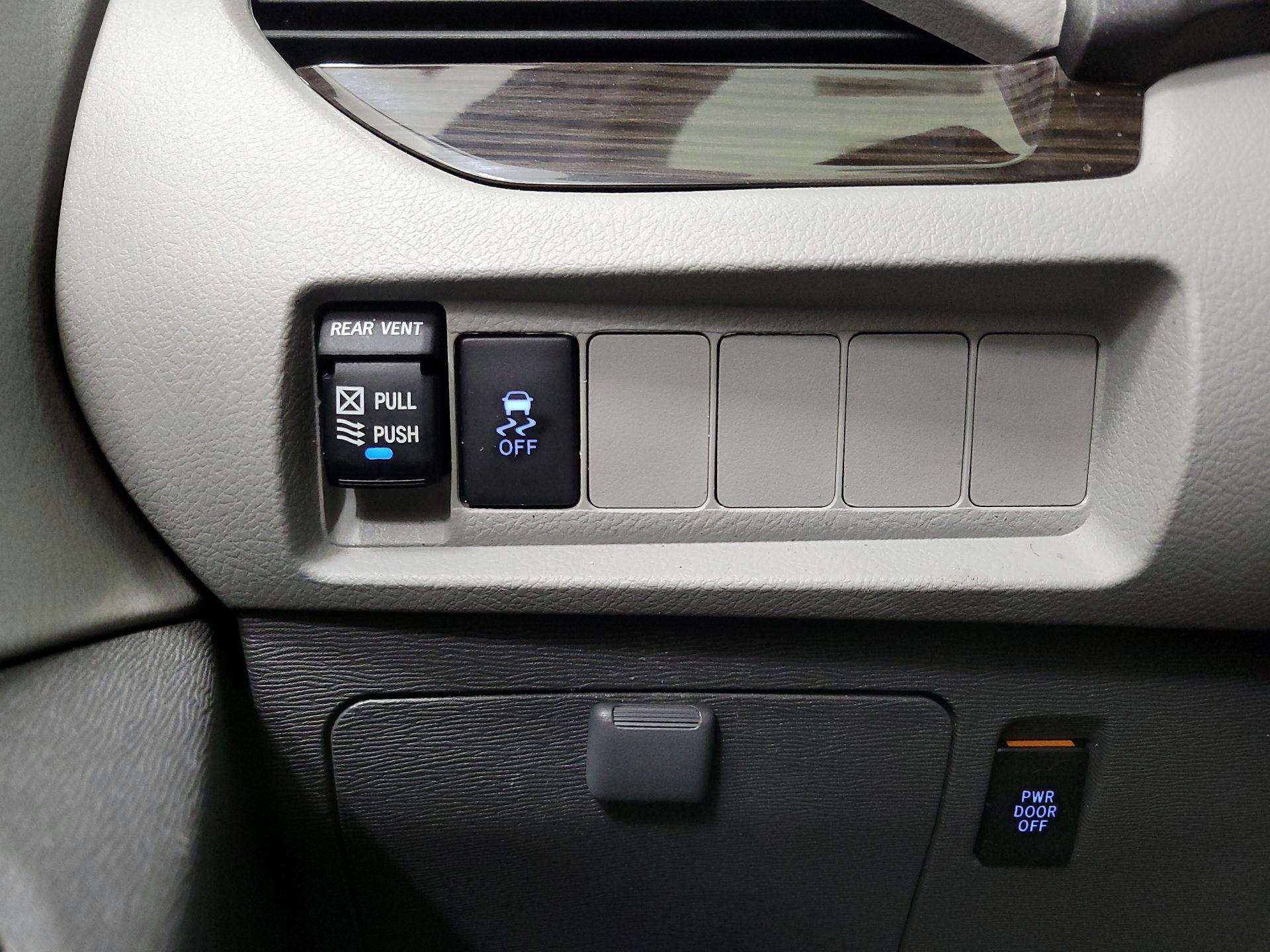 Thumbnail: 2018 Toyota Sienna - 13