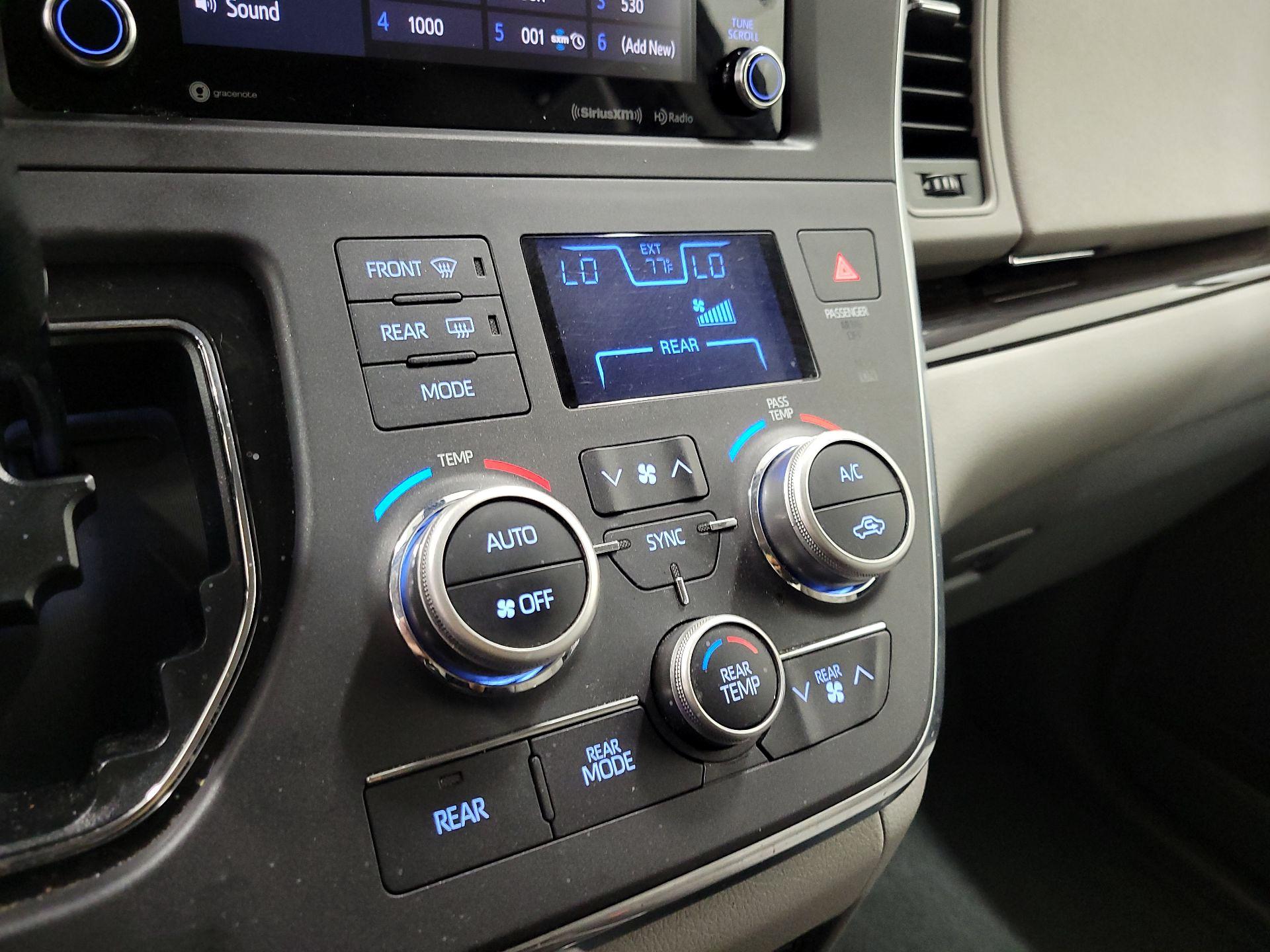Thumbnail: 2018 Toyota Sienna - 16