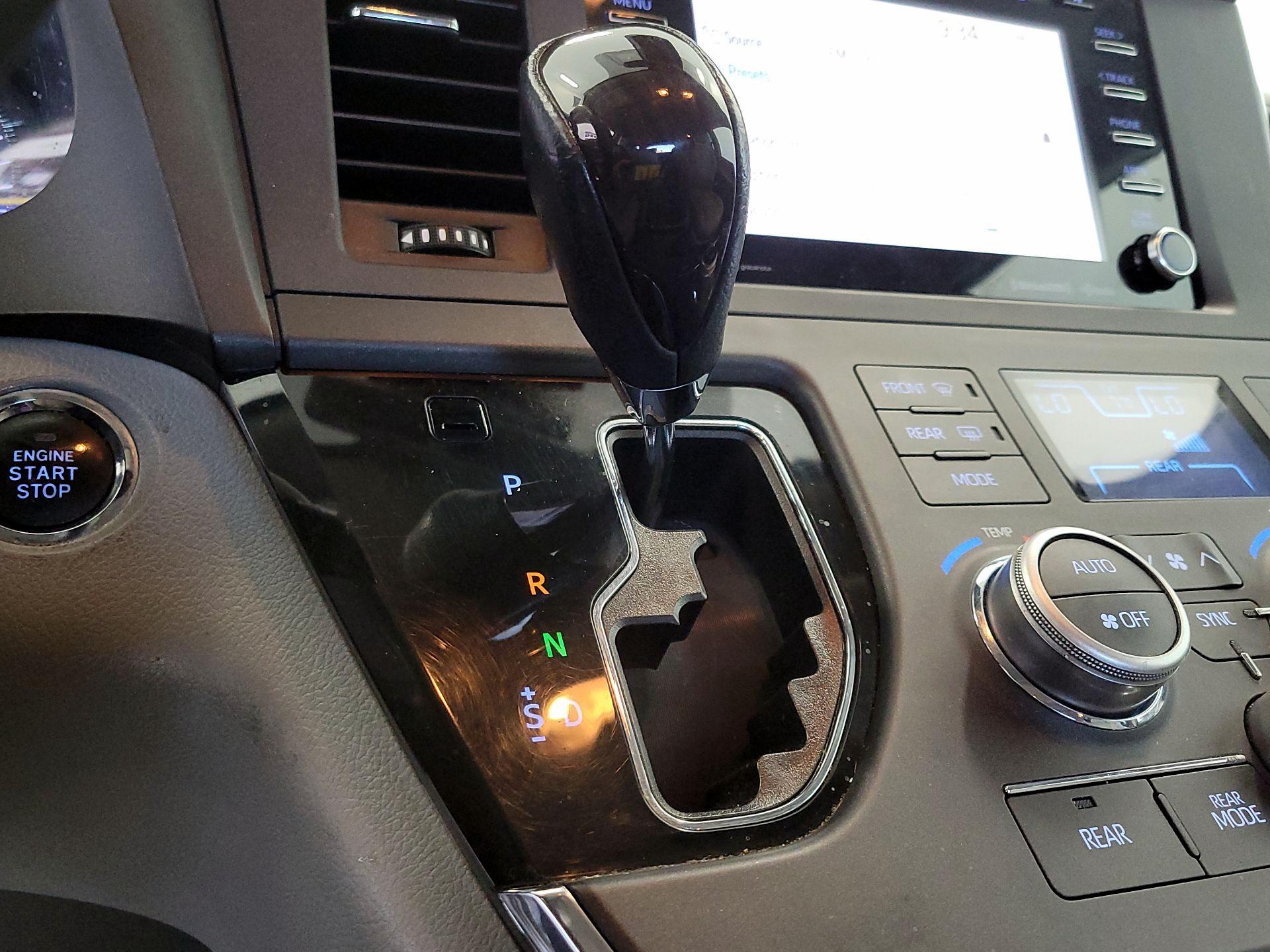 Thumbnail: 2018 Toyota Sienna - 17
