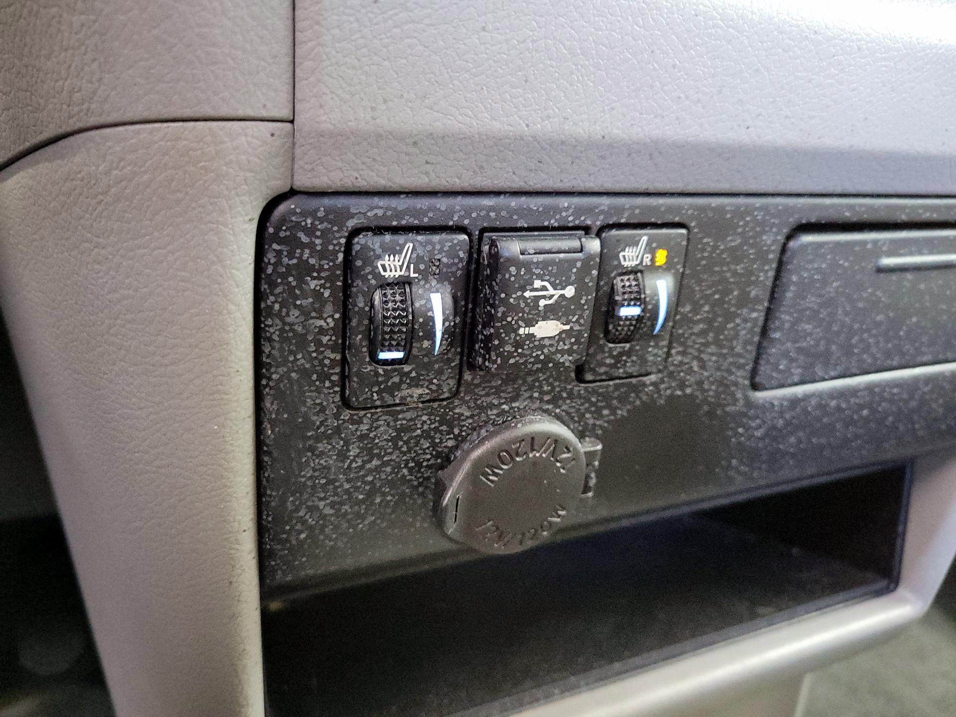 Thumbnail: 2018 Toyota Sienna - 18