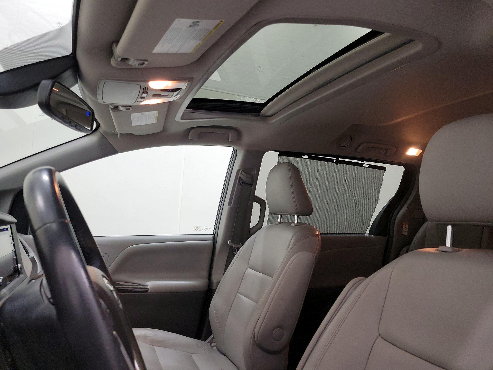 Thumbnail: 2018 Toyota Sienna - 19