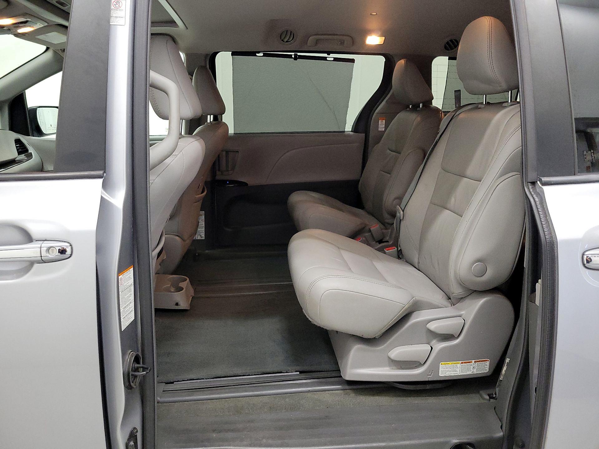 Thumbnail: 2018 Toyota Sienna - 20