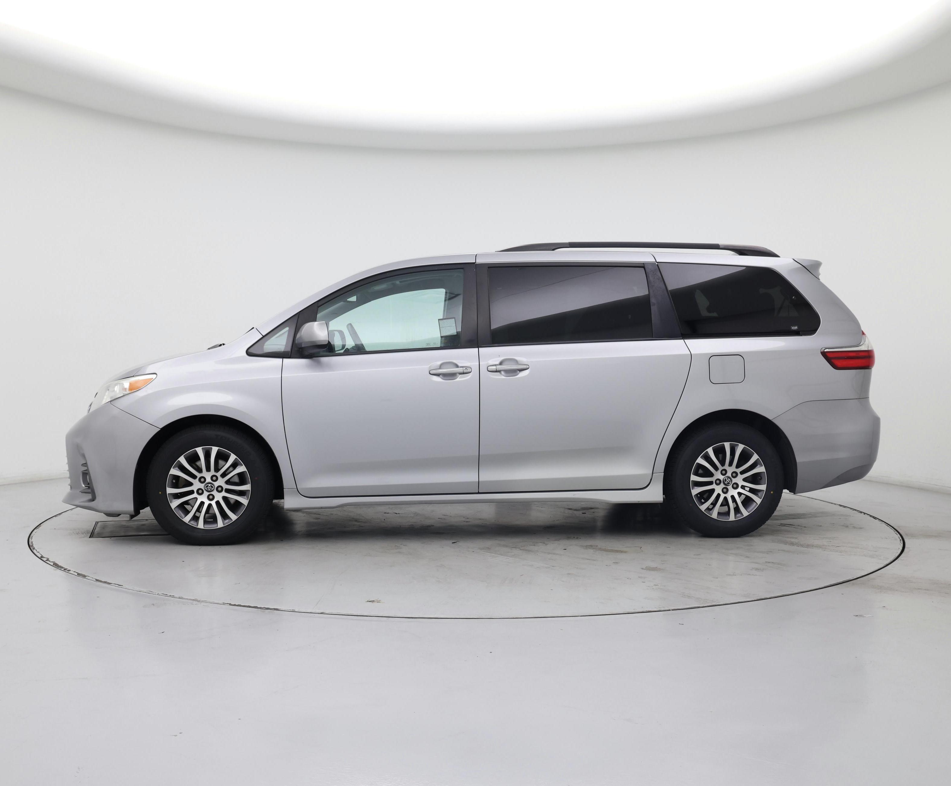 Thumbnail: 2018 Toyota Sienna - 3