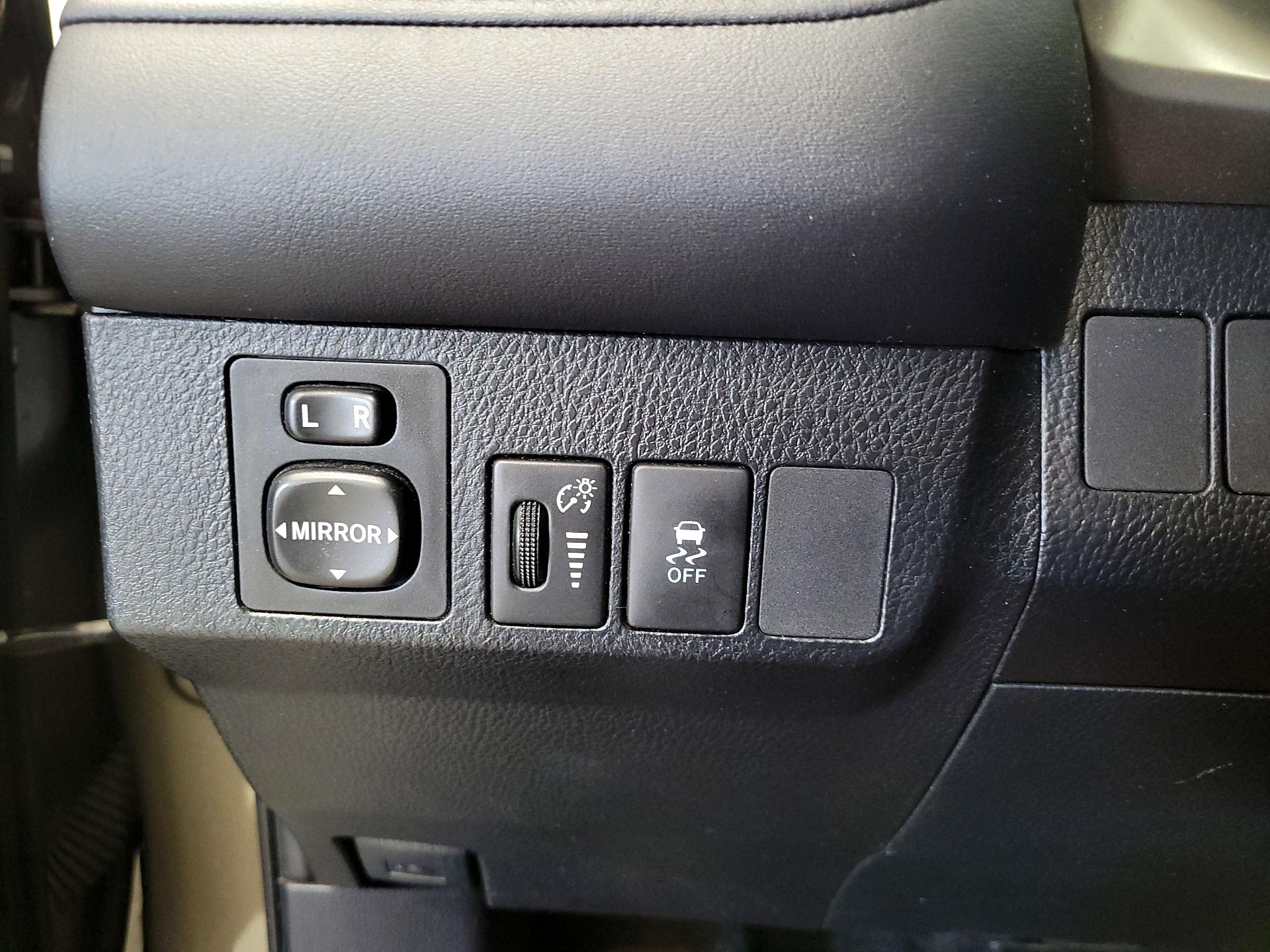Thumbnail: 2013 Toyota RAV4 - 13