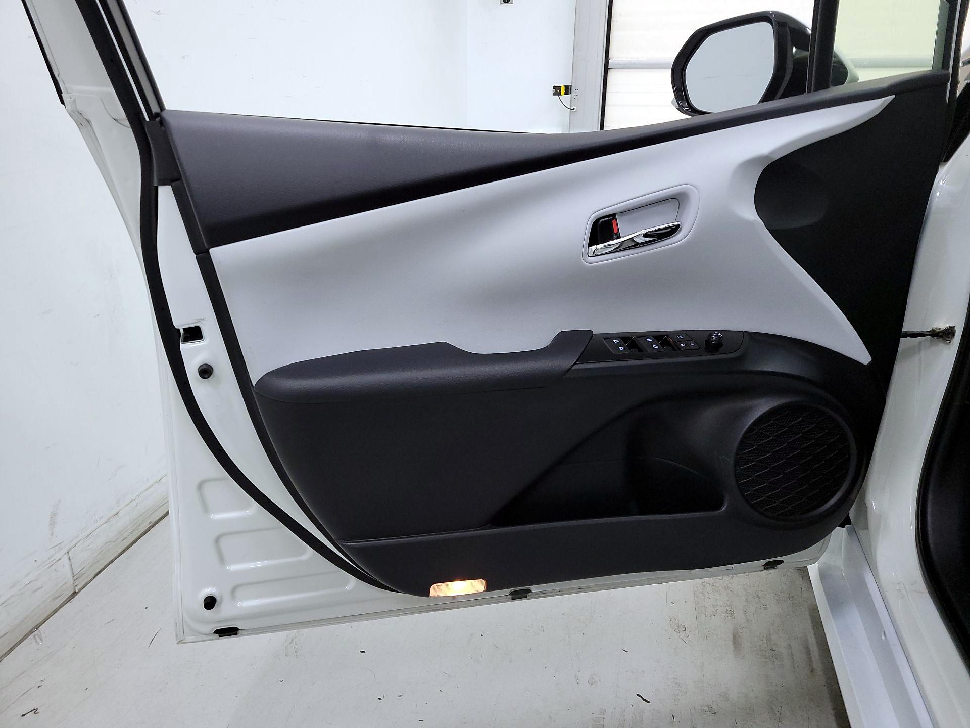 Thumbnail: 2016 Toyota Prius - 12