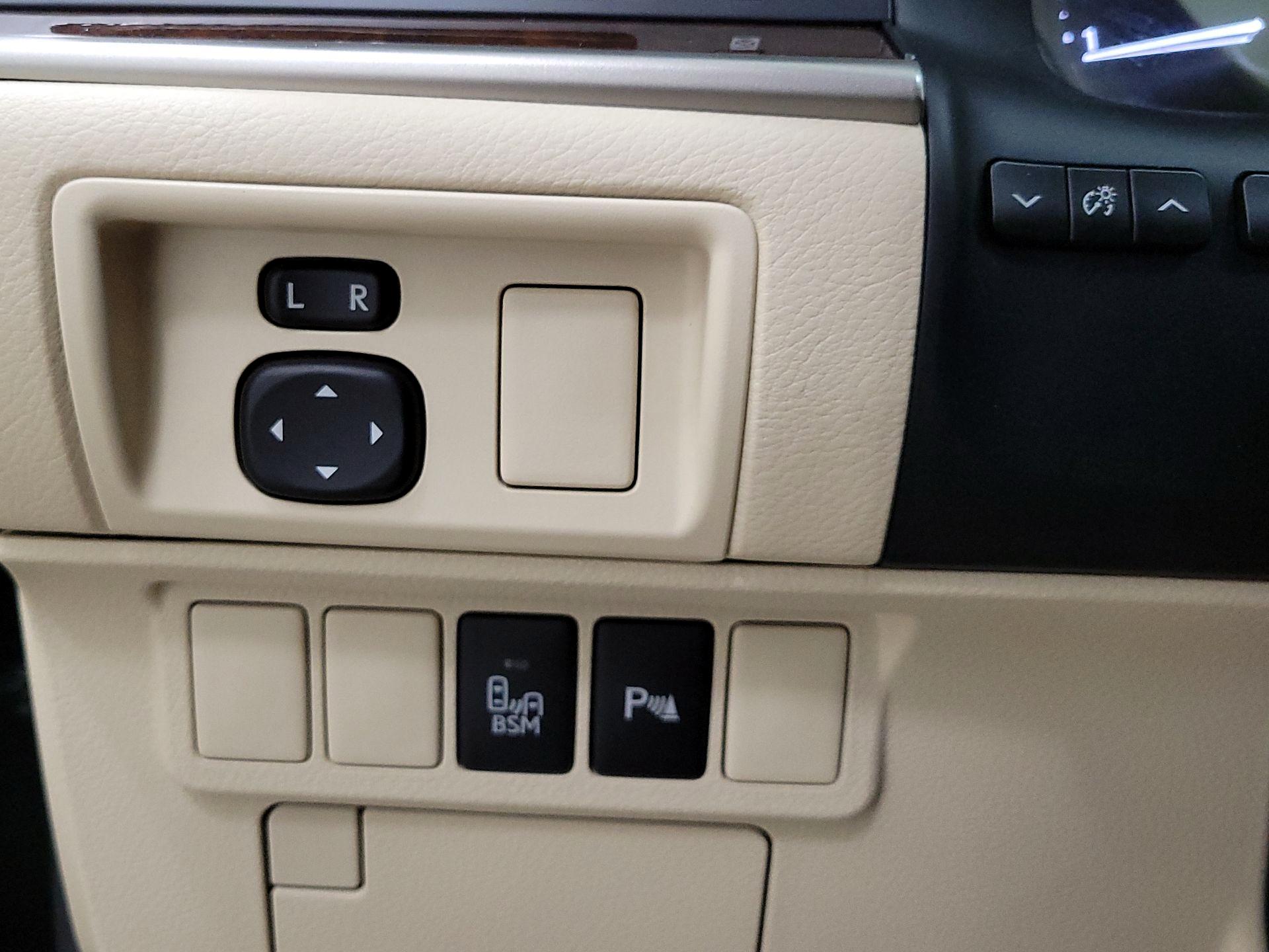 Thumbnail: 2015 Lexus ES - 13