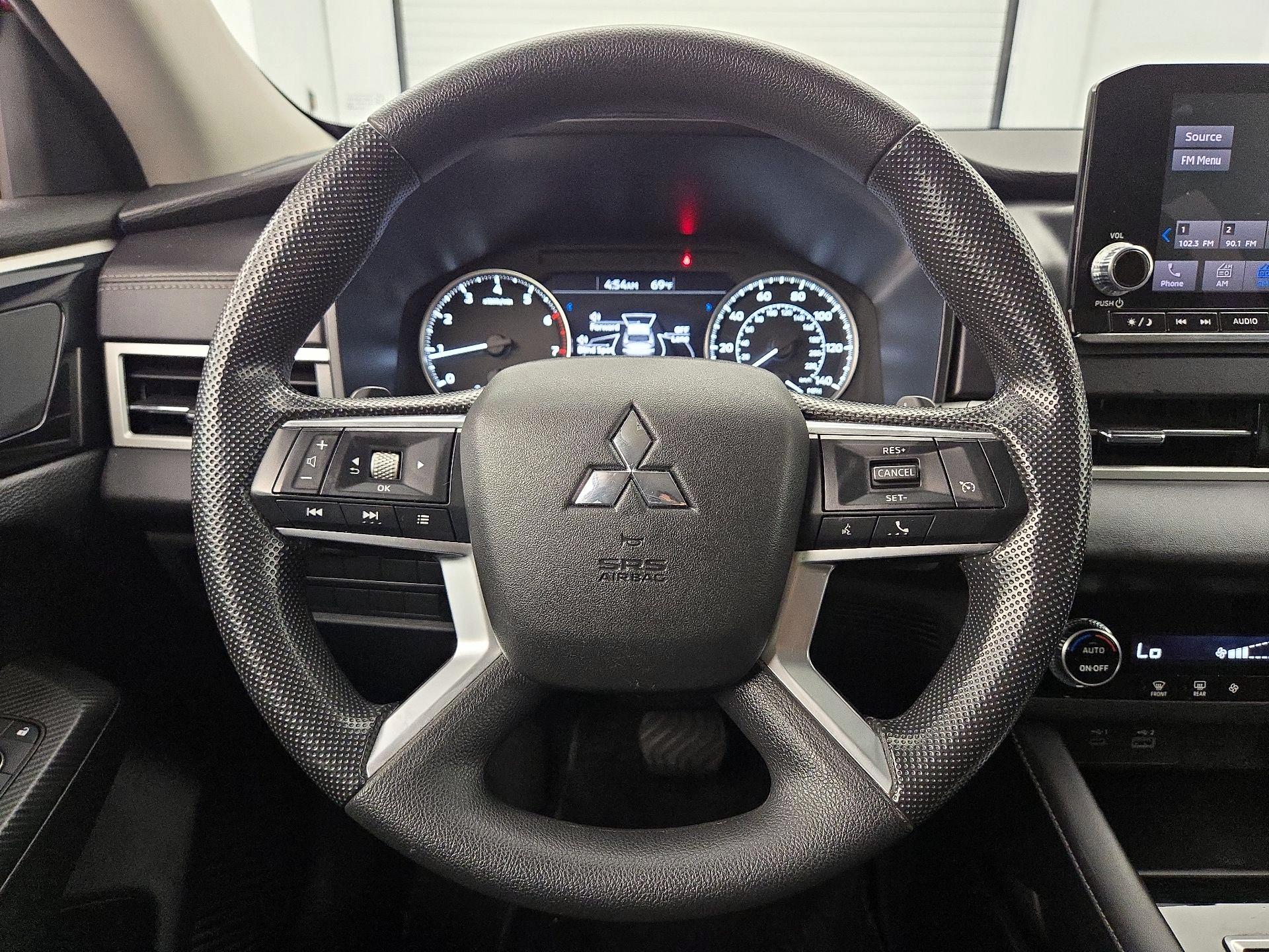 Thumbnail: 2023 Mitsubishi Outlander - 10