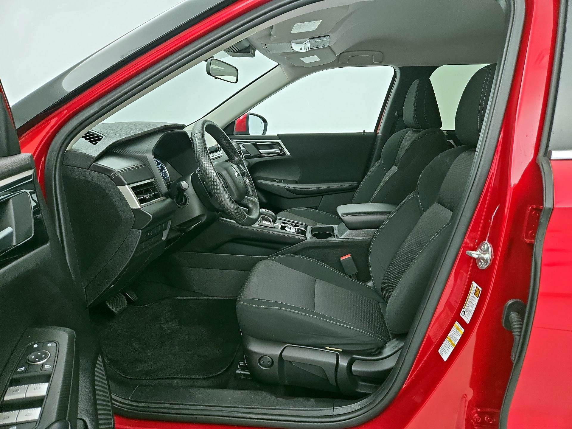 Thumbnail: 2023 Mitsubishi Outlander - 11