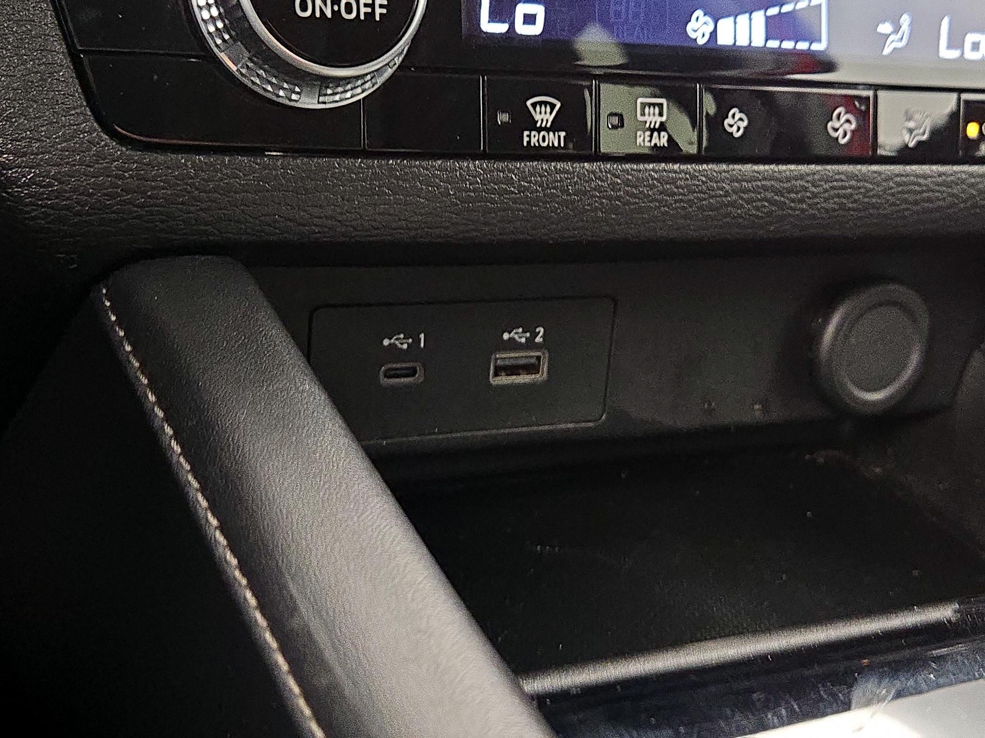 Thumbnail: 2023 Mitsubishi Outlander - 18