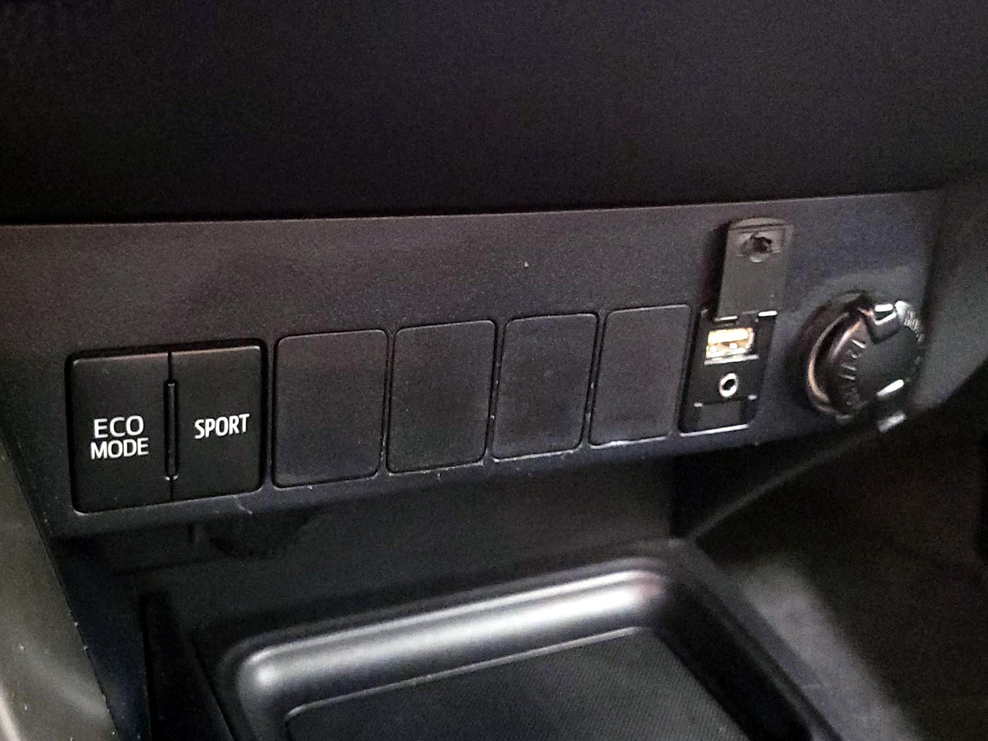 Thumbnail: 2015 Toyota RAV4 - 18
