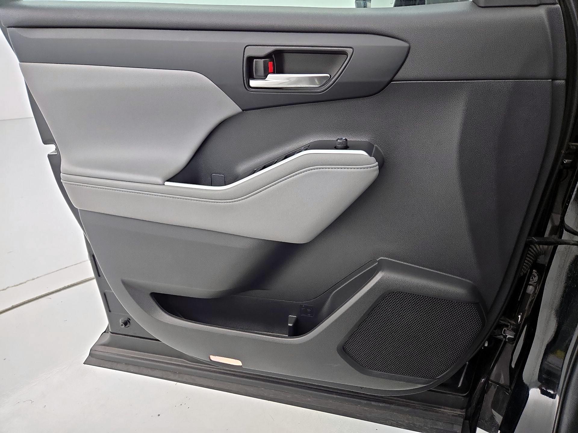 Thumbnail: 2021 Toyota Highlander - 12