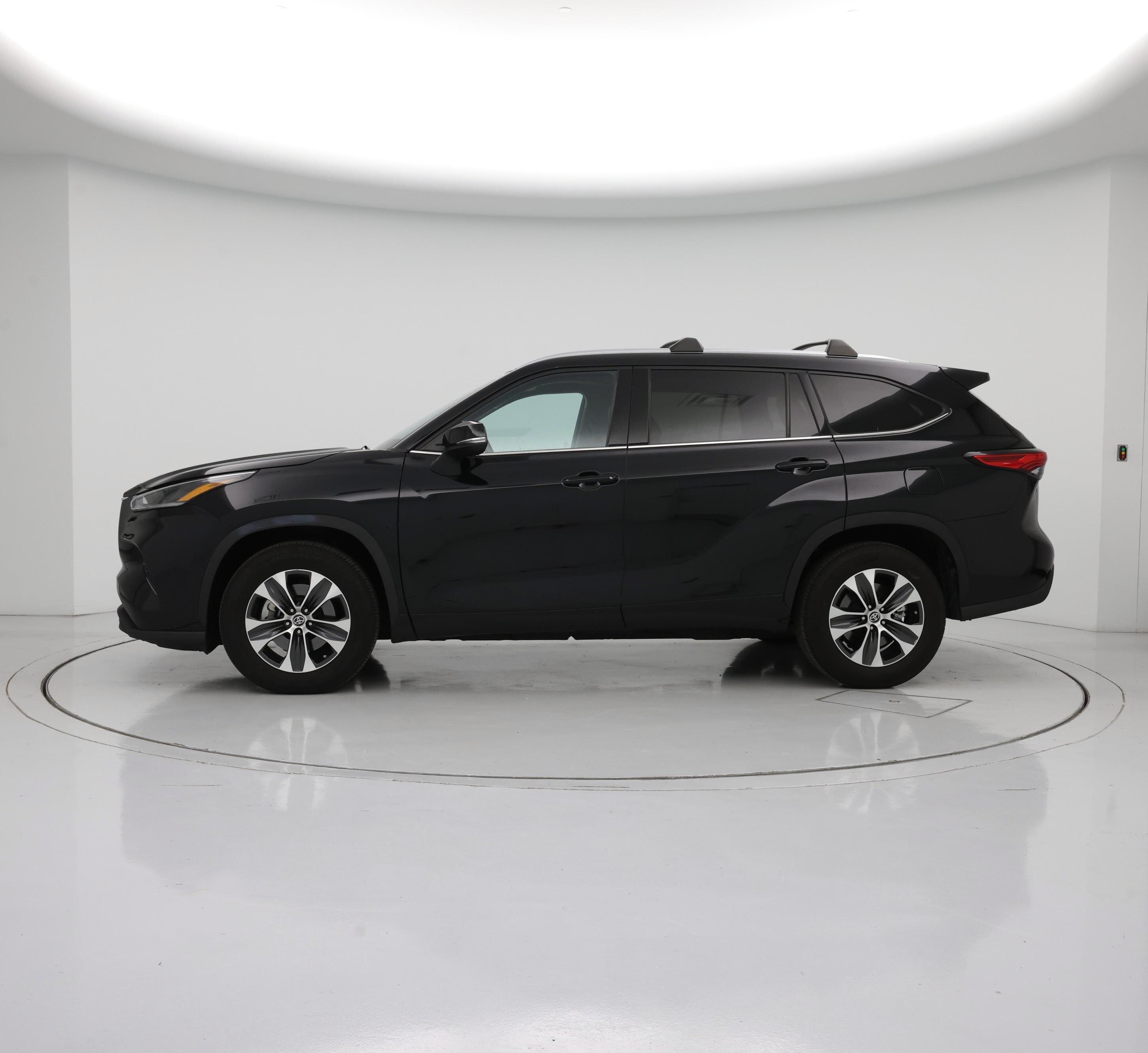 Thumbnail: 2021 Toyota Highlander - 3