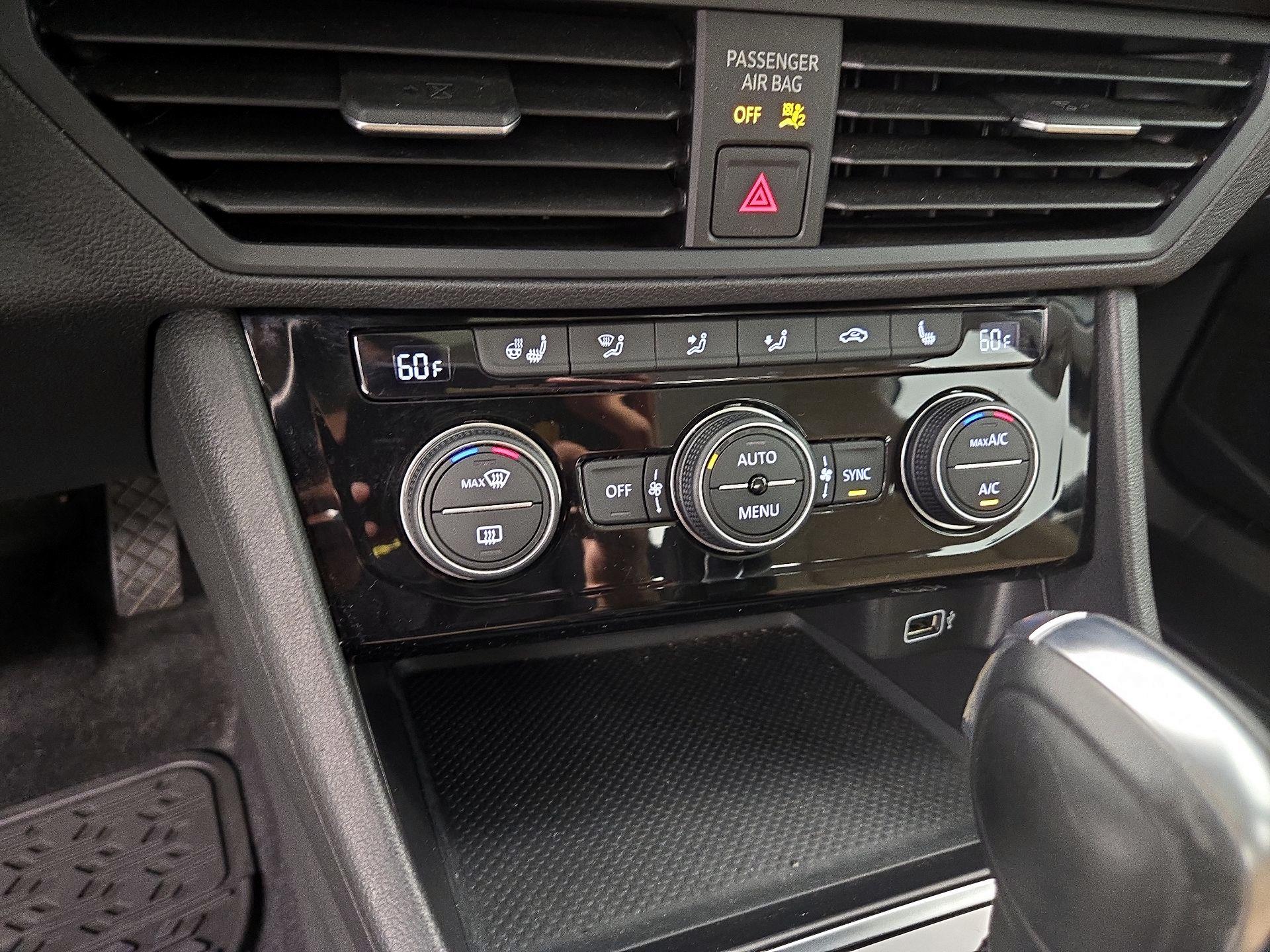 Thumbnail: 2019 Volkswagen Jetta - 16