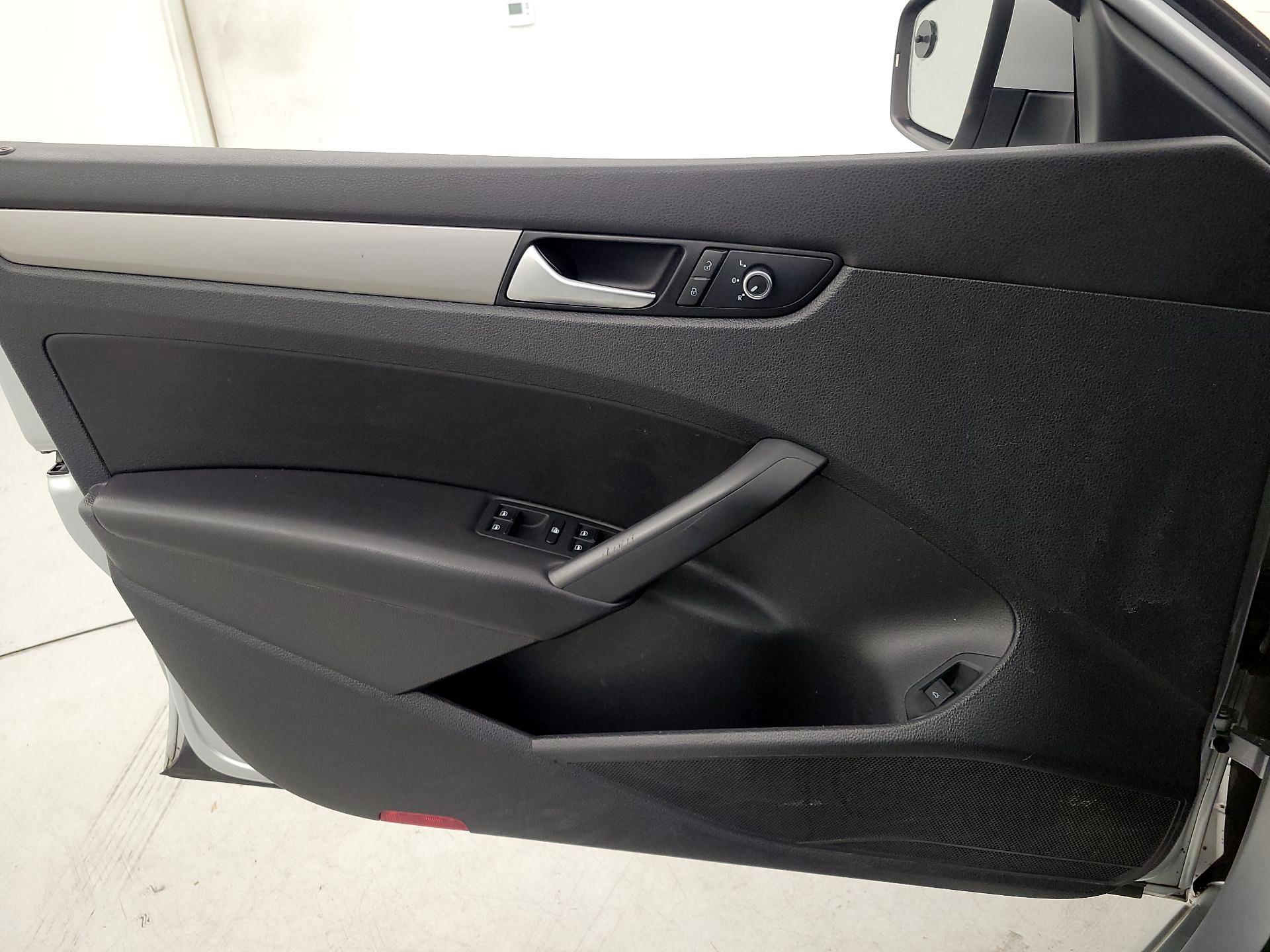 Thumbnail: 2015 Volkswagen Passat - 12