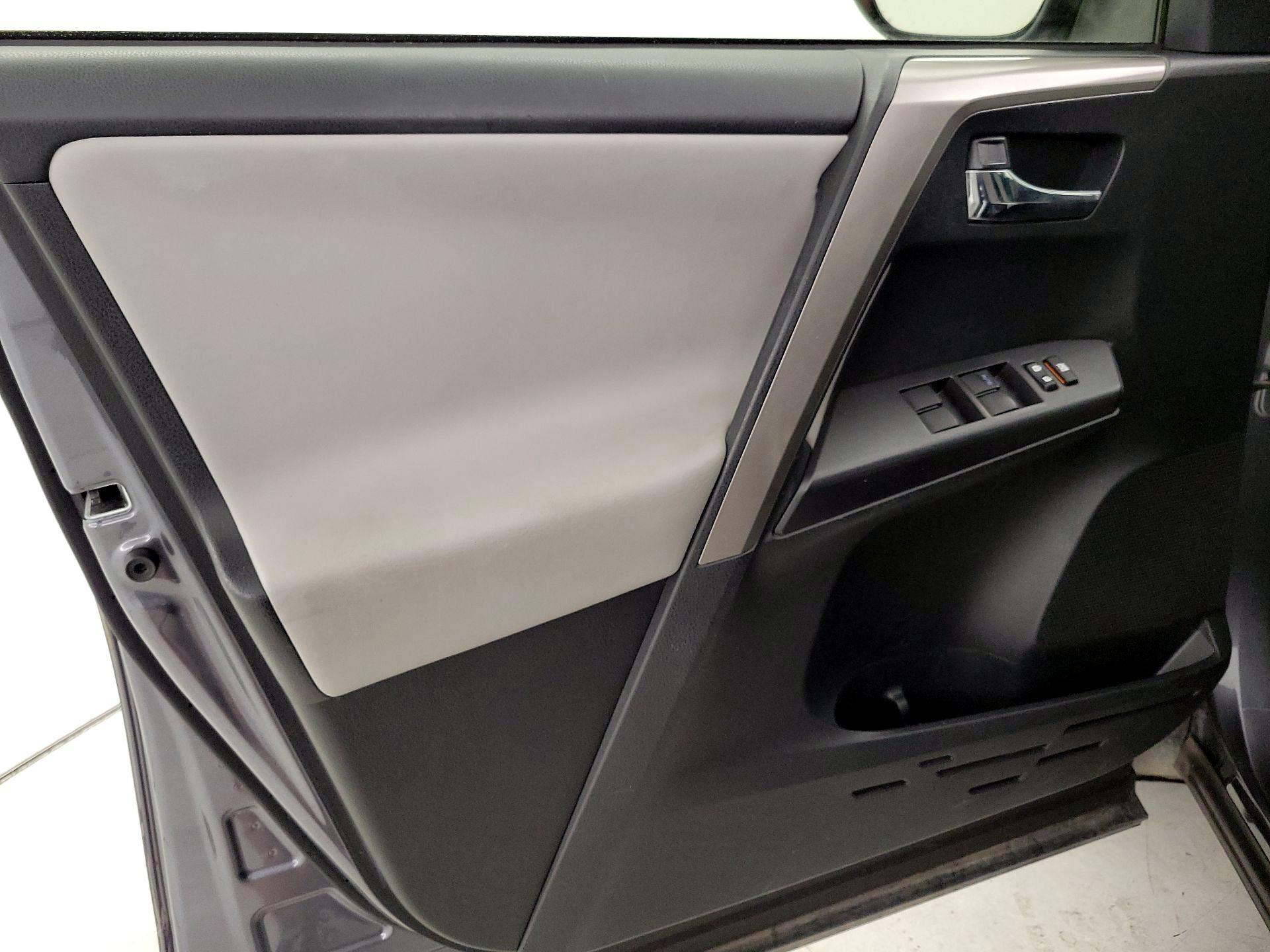 Thumbnail: 2018 Toyota RAV4 - 12
