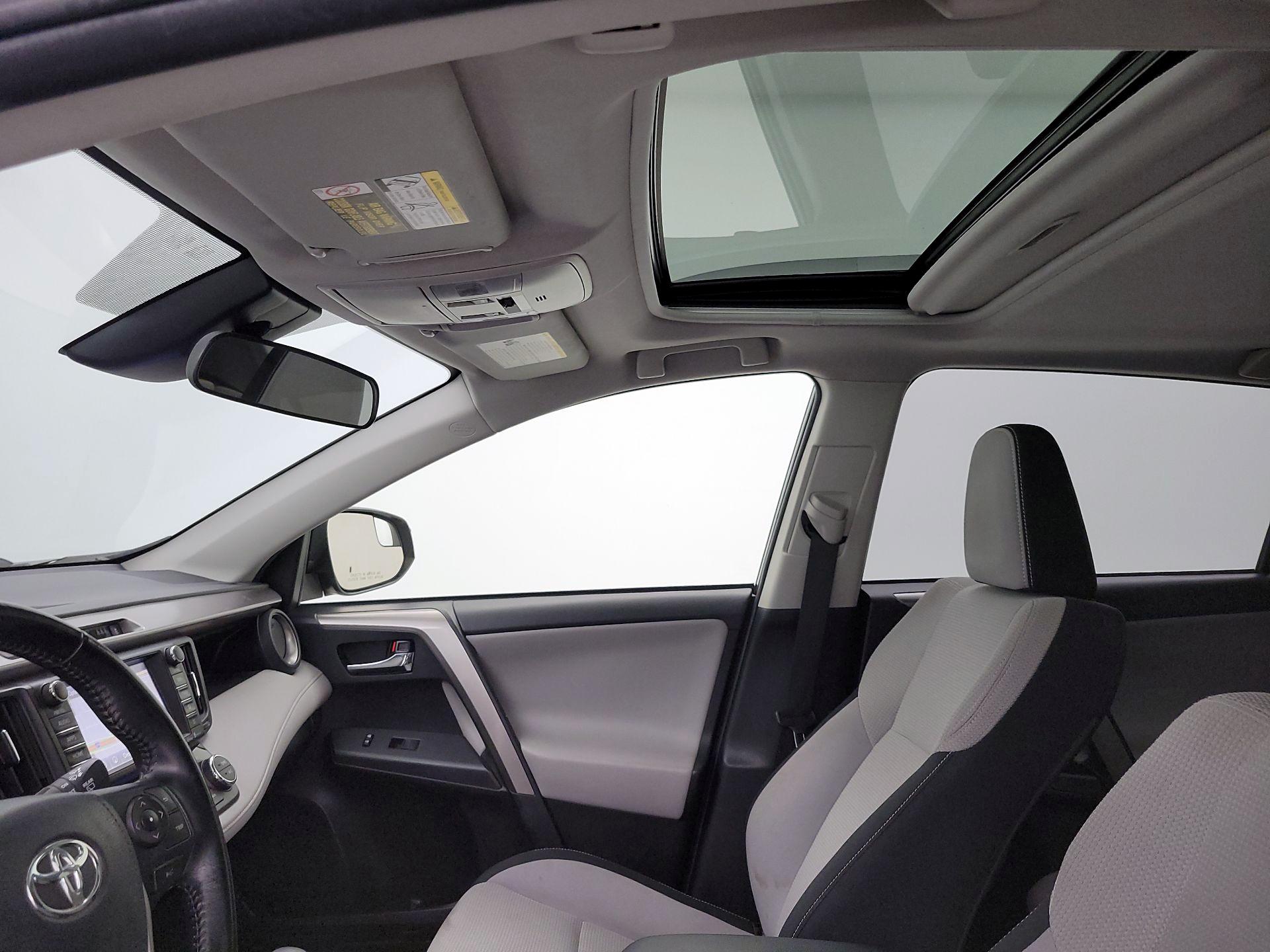 Thumbnail: 2018 Toyota RAV4 - 20