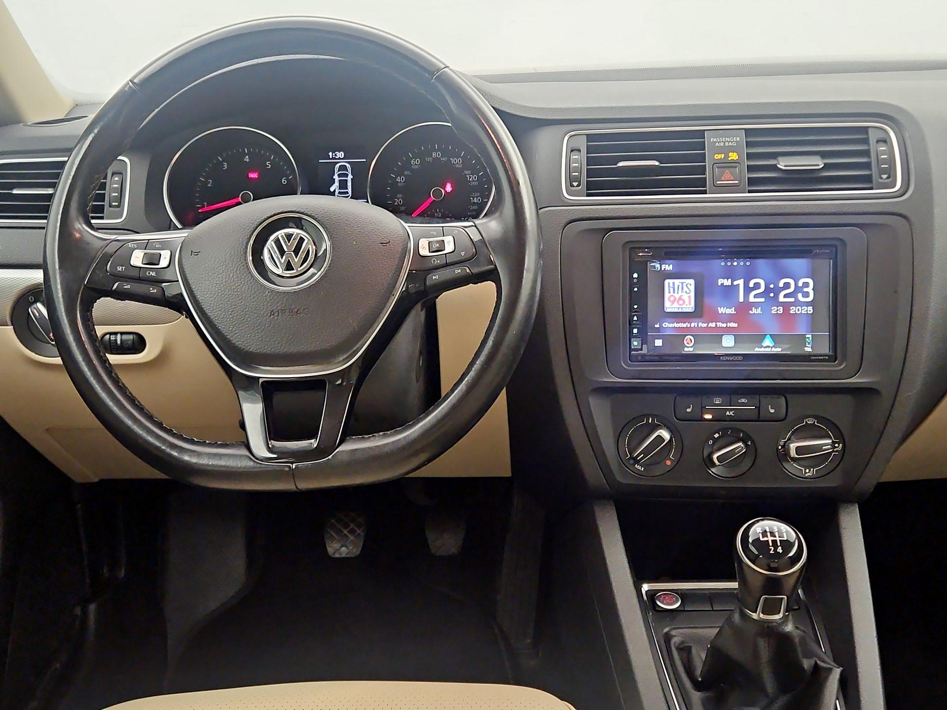Thumbnail: 2017 Volkswagen Jetta - 10