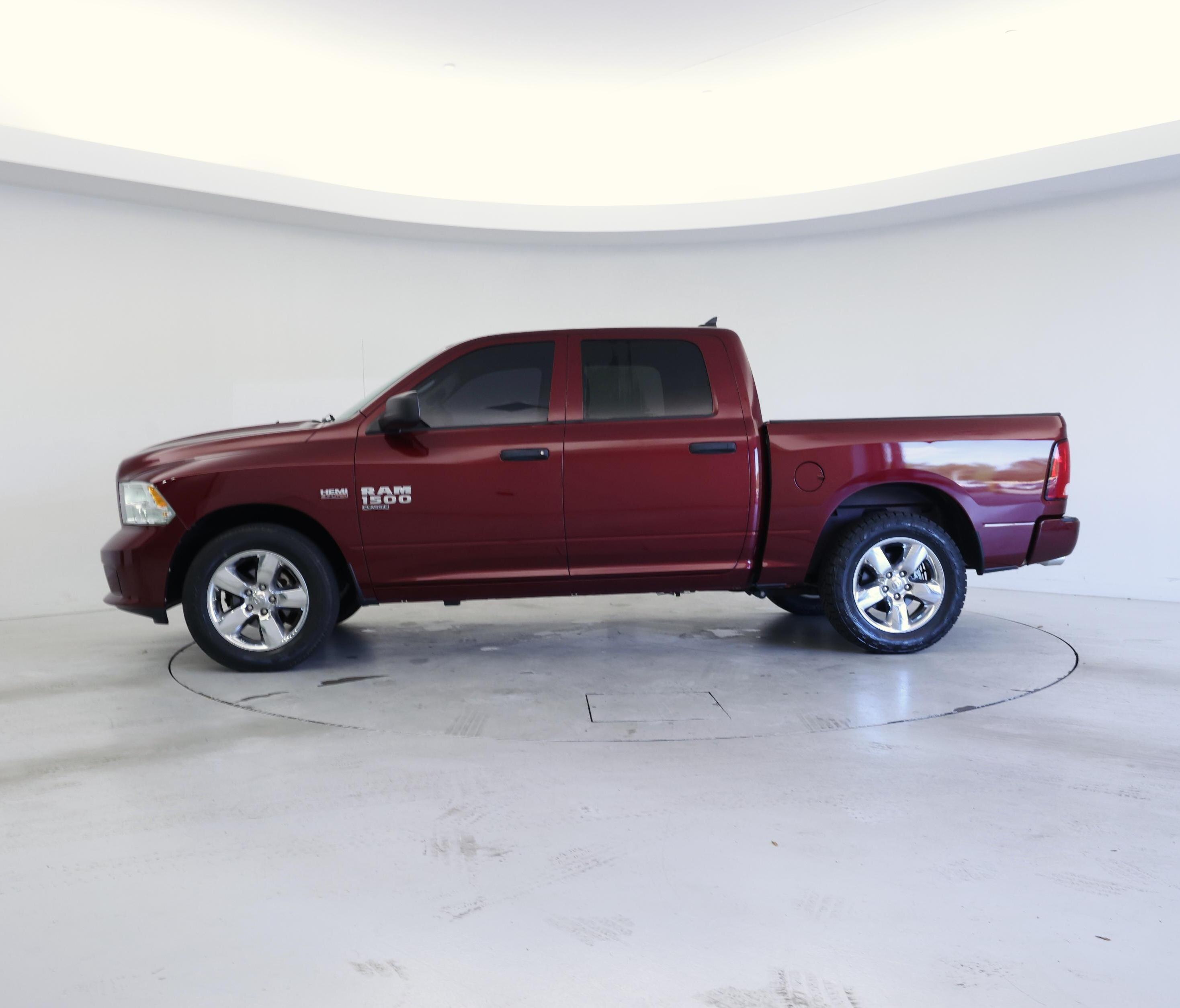 Thumbnail: 2019 RAM 1500 Classic - 3