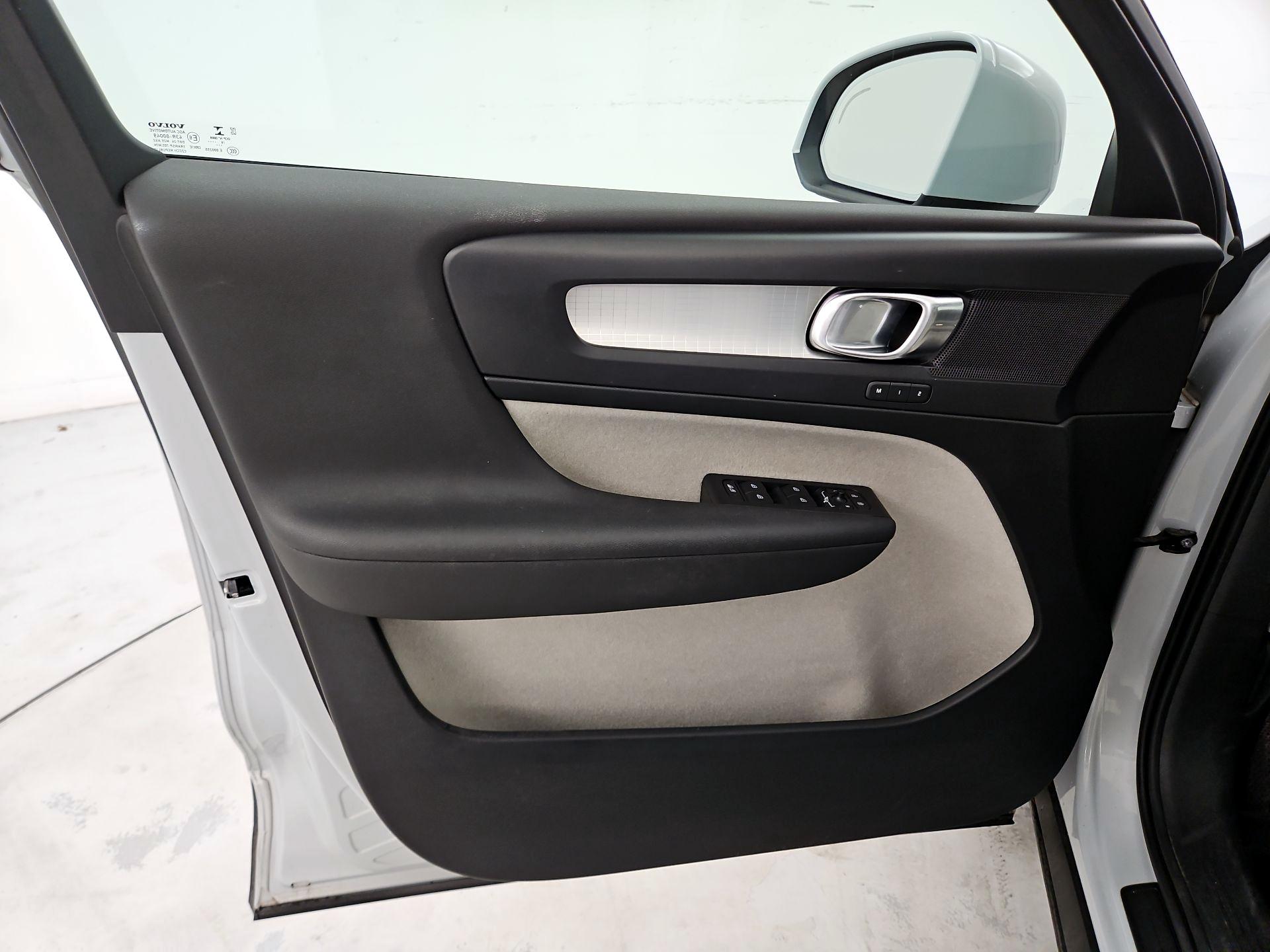 Thumbnail: 2020 Volvo XC40 - 12