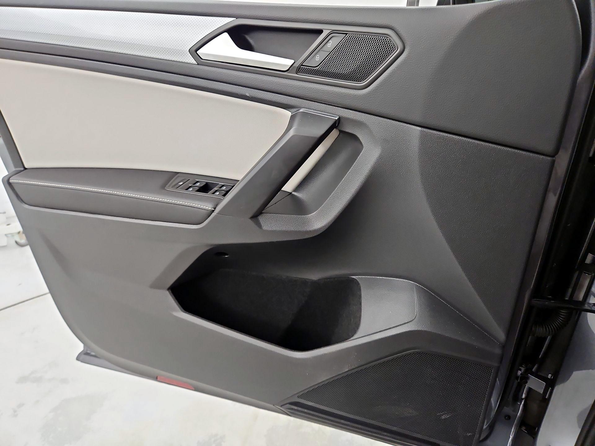 Thumbnail: 2022 Volkswagen Tiguan - 12