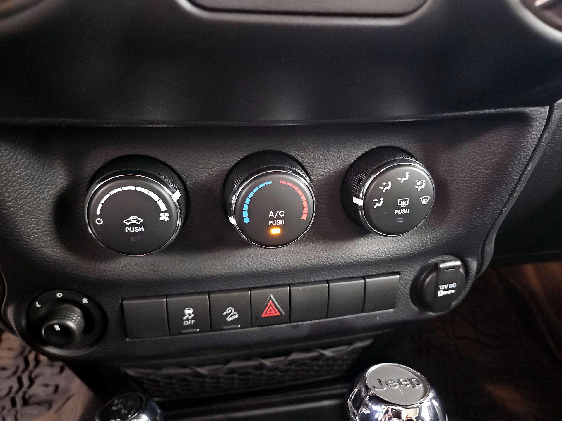 Thumbnail: 2016 Jeep Wrangler - 14