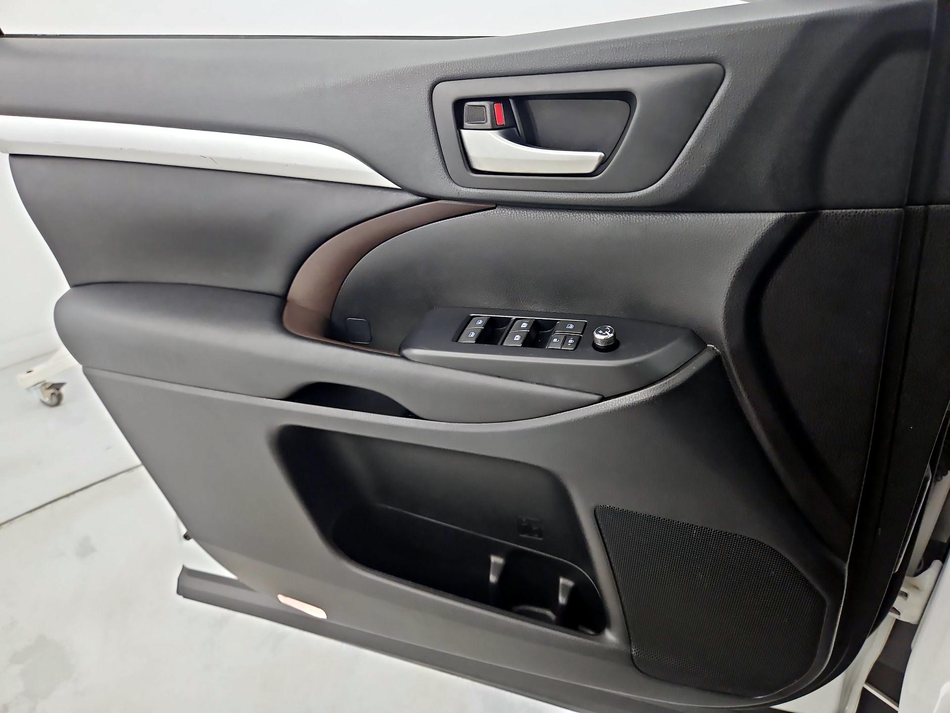 Thumbnail: 2019 Toyota Highlander - 12