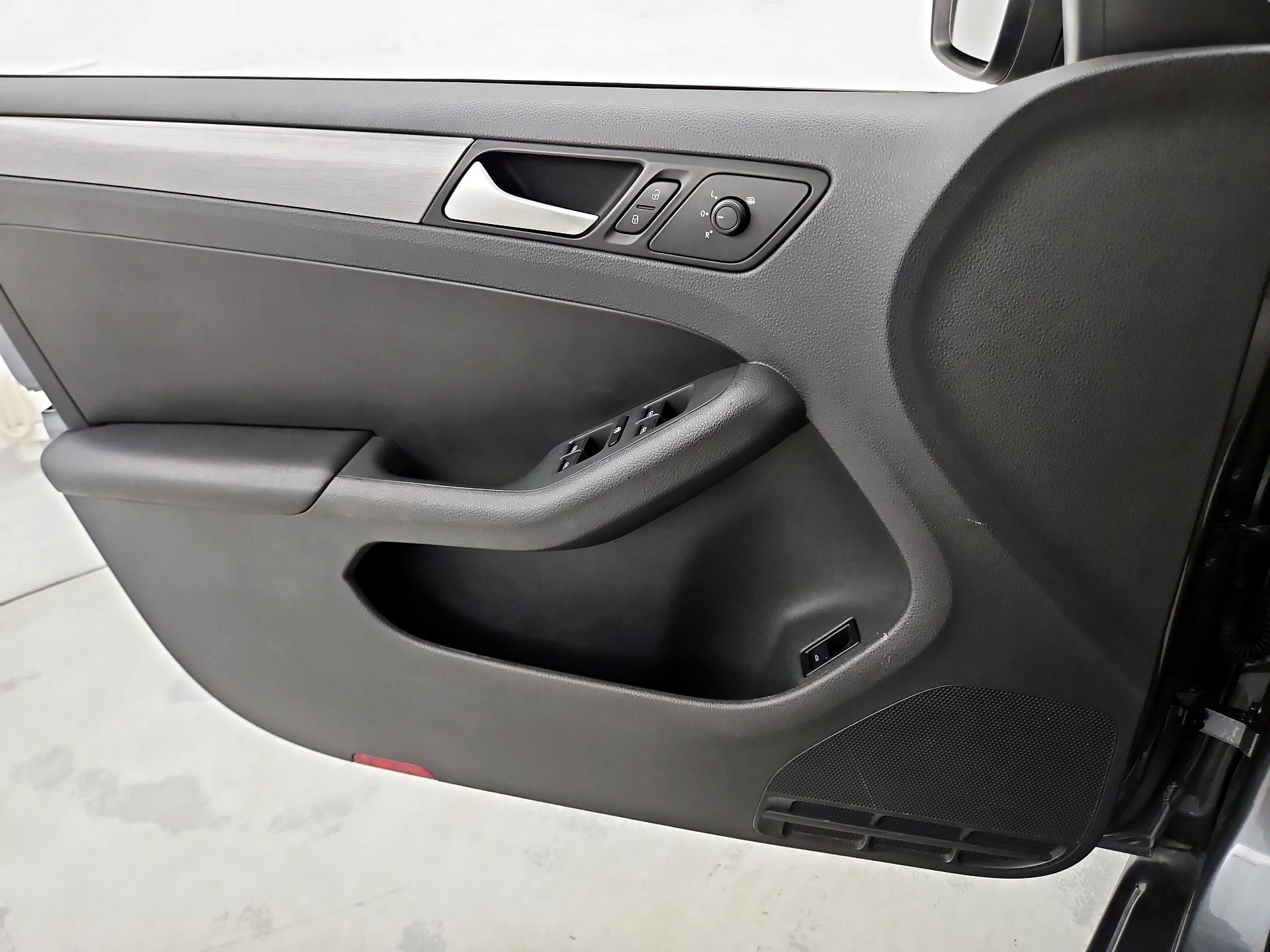 Thumbnail: 2017 Volkswagen Jetta - 12