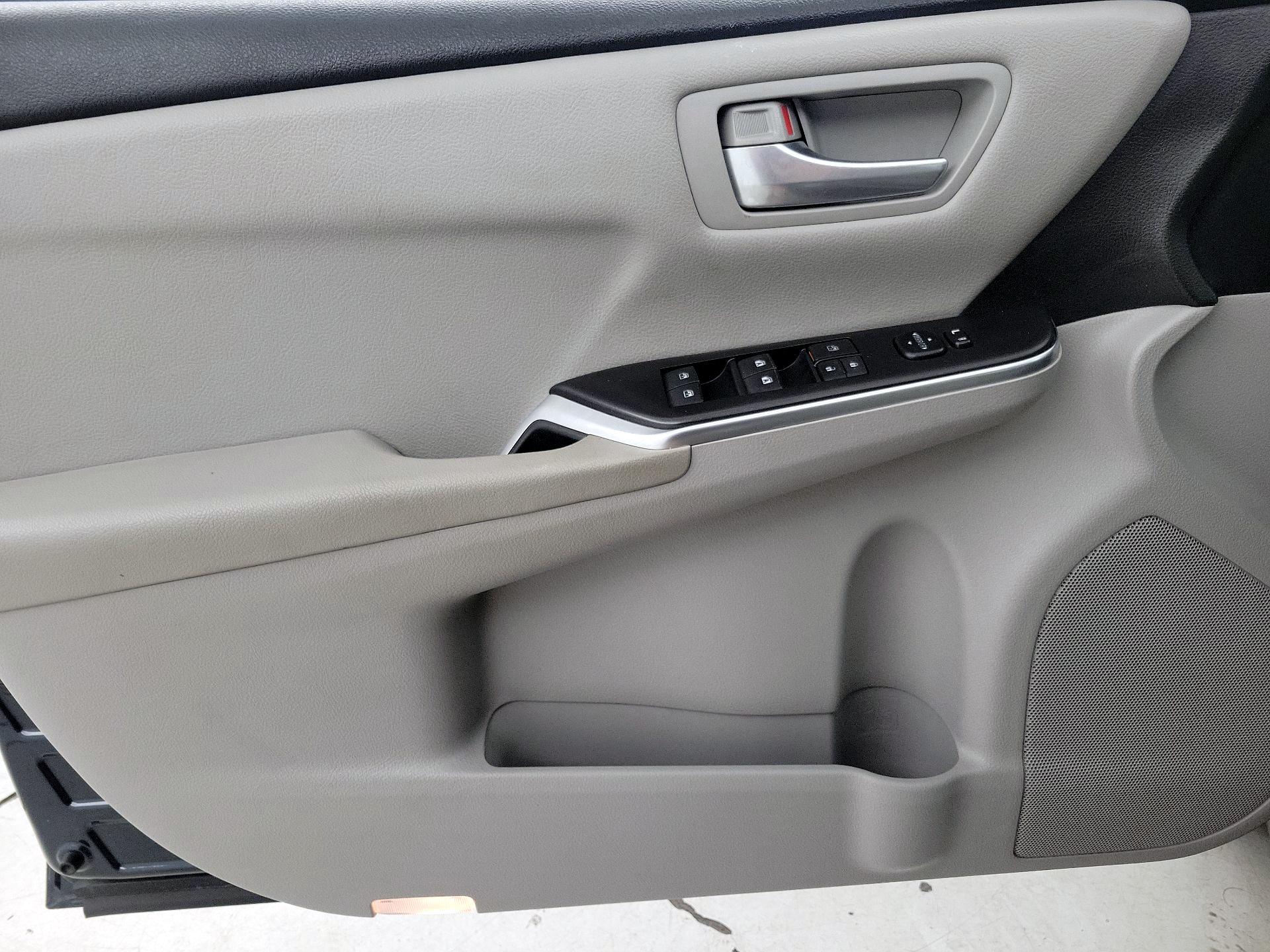 Thumbnail: 2017 Toyota Camry - 12