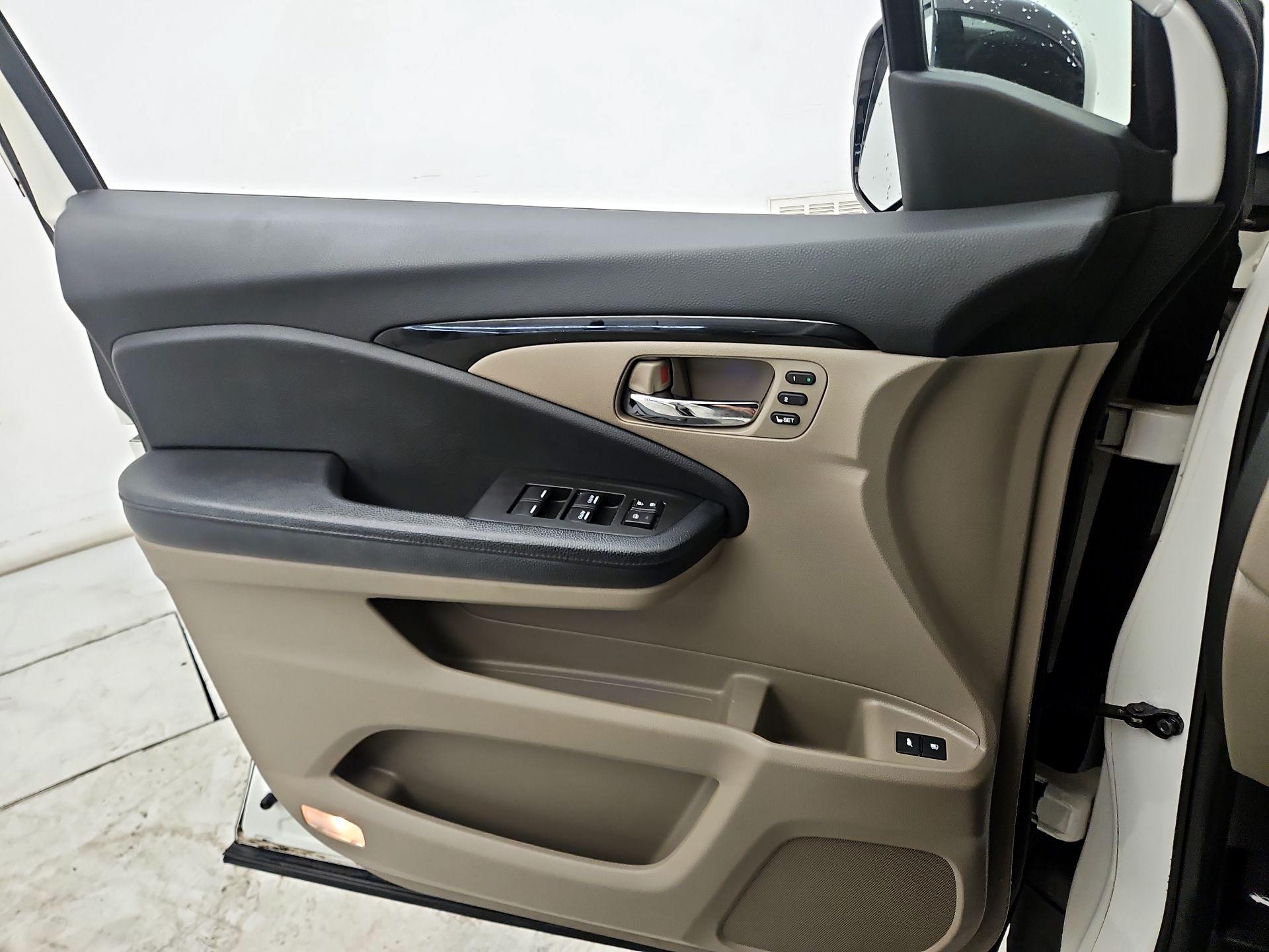 Thumbnail: 2017 Honda Pilot - 12