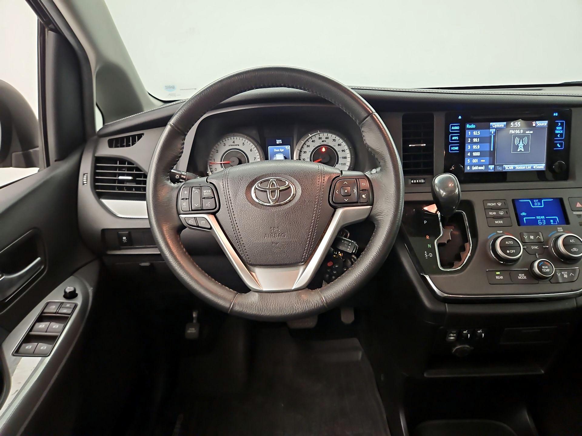 Thumbnail: 2017 Toyota Sienna - 10