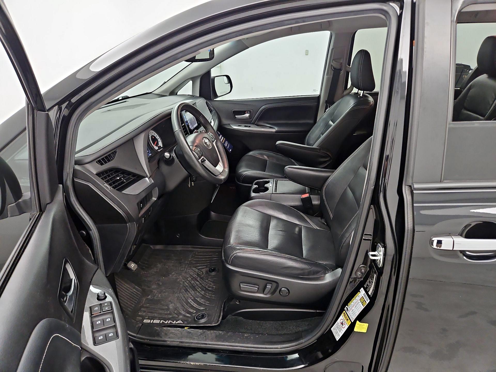 Thumbnail: 2017 Toyota Sienna - 11