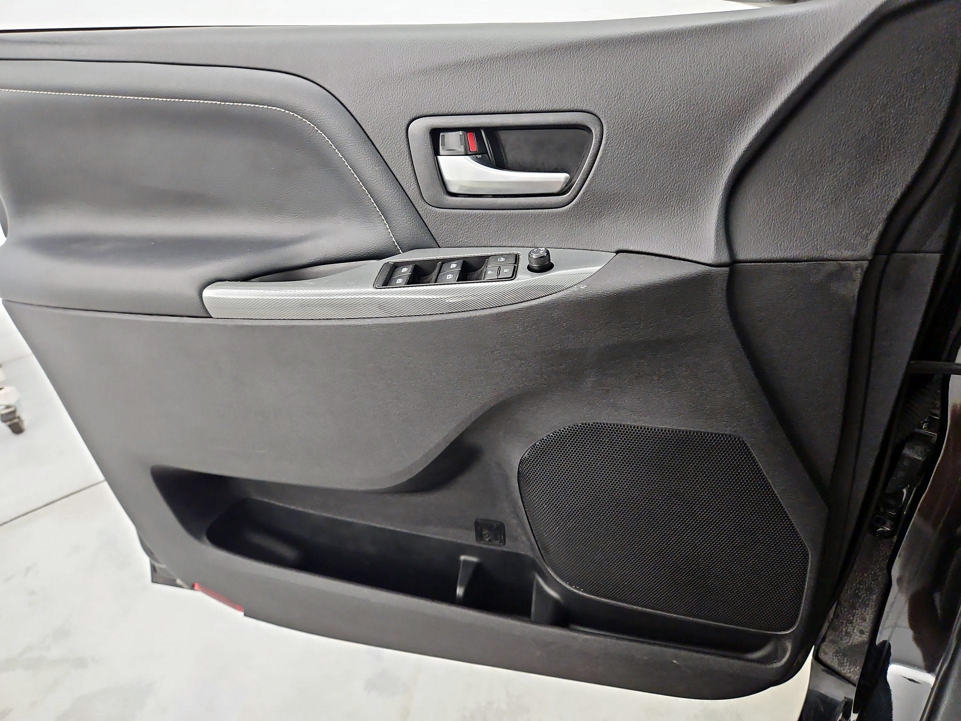 Thumbnail: 2017 Toyota Sienna - 12