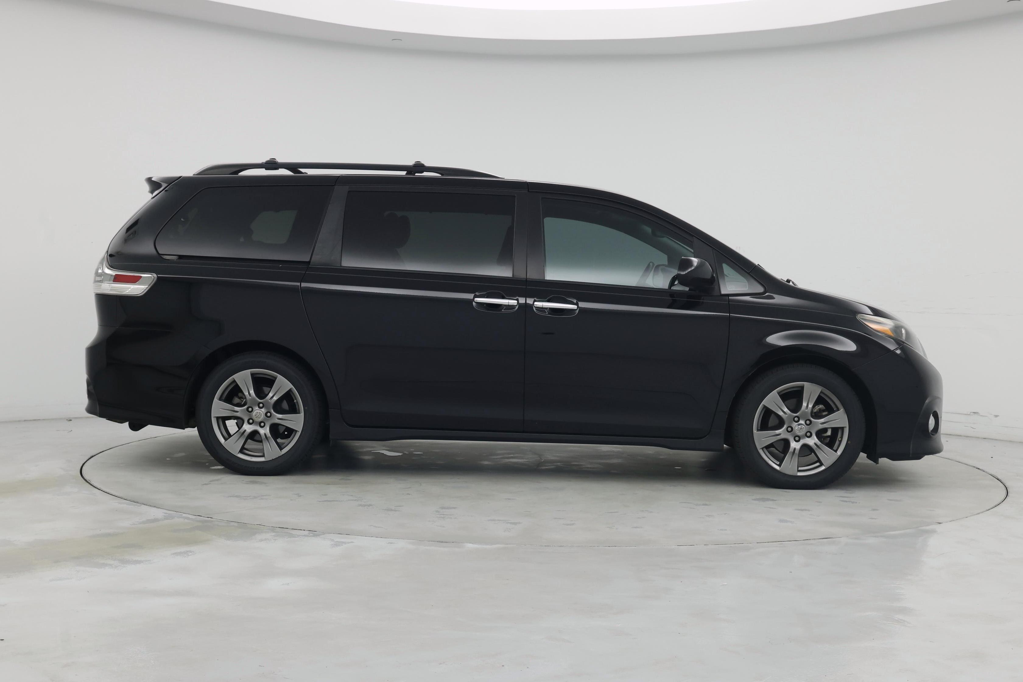Thumbnail: 2017 Toyota Sienna - 7